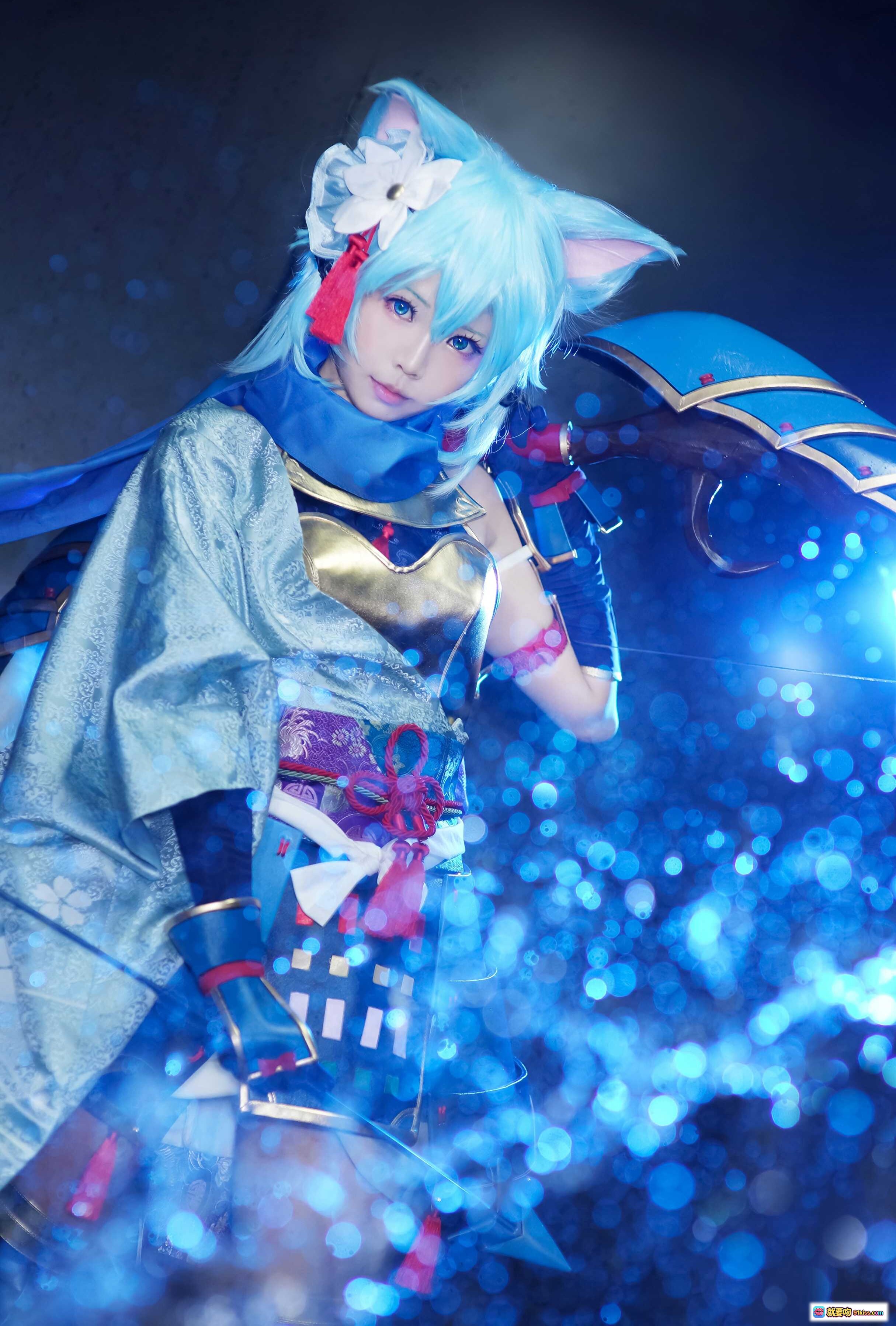 图片[1] - 蓝发猫耳少女Cosplay｜日式和风战甲｜梦幻蓝色光效｜精致花饰与金甲细节｜EElyEE子NO.039 - 就要吻