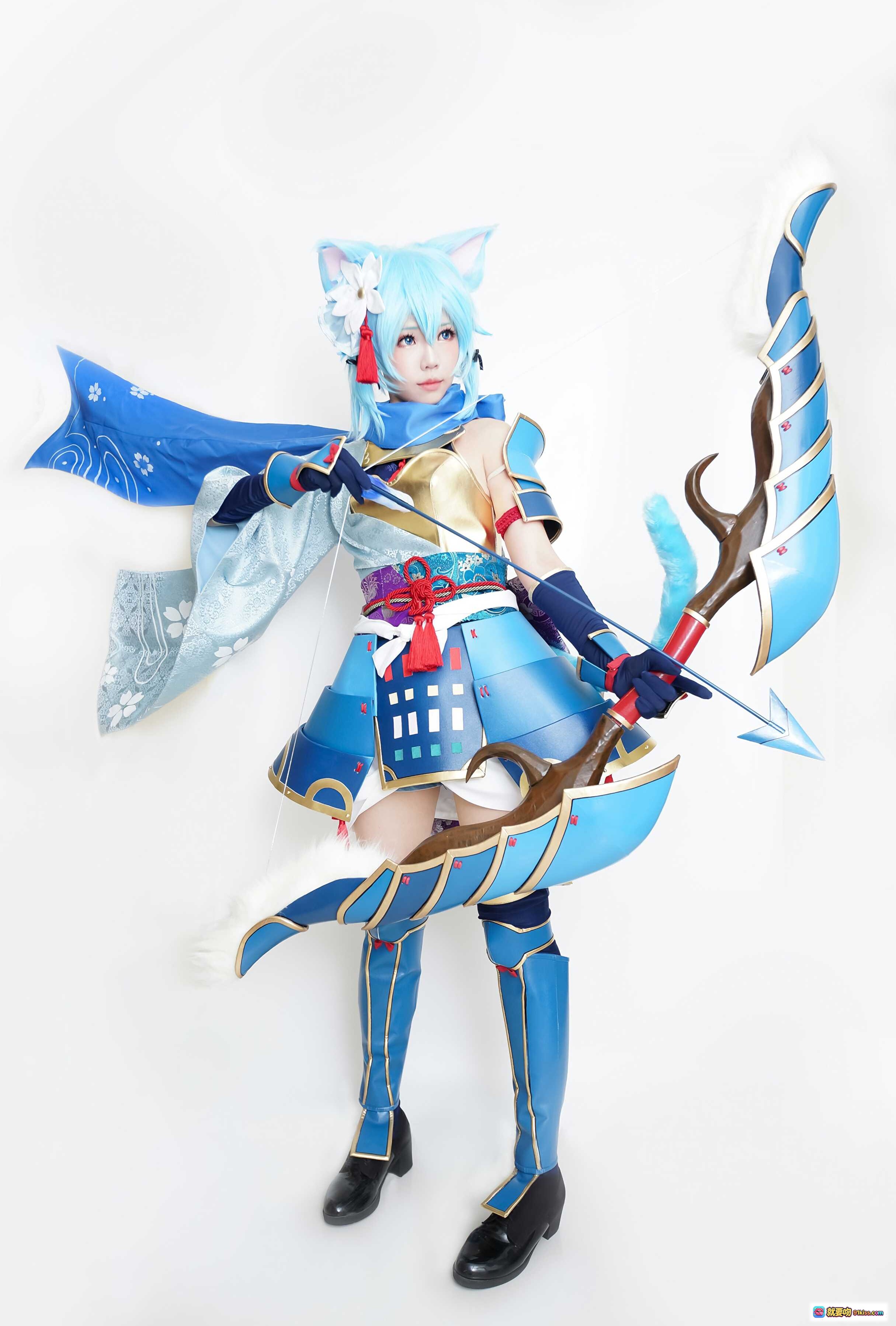 图片[8] - 蓝发猫耳少女Cosplay｜日式和风战甲｜梦幻蓝色光效｜精致花饰与金甲细节｜EElyEE子NO.039 - 就要吻