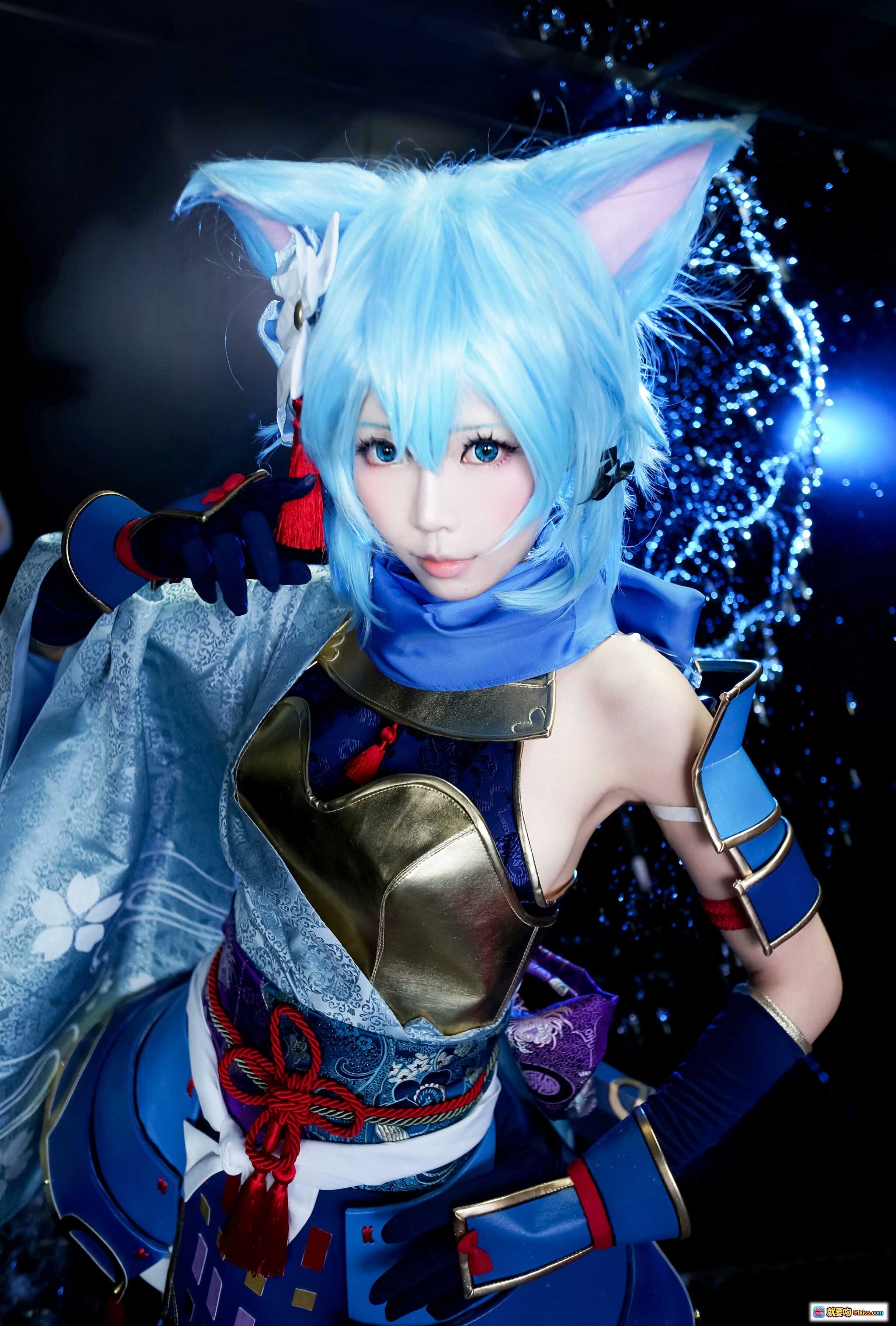图片[6] - 蓝发猫耳少女Cosplay｜日式和风战甲｜梦幻蓝色光效｜精致花饰与金甲细节｜EElyEE子NO.039 - 就要吻