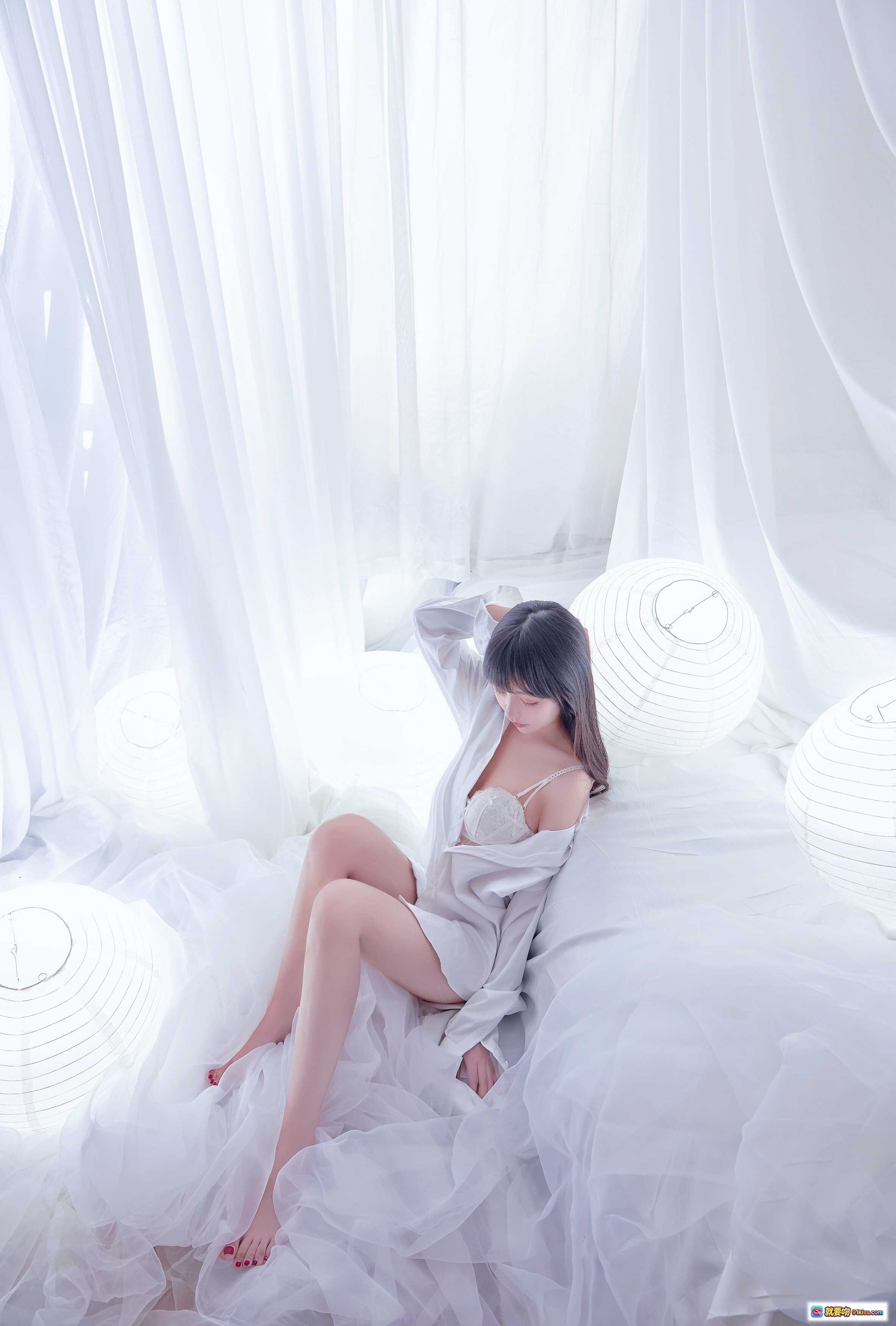 图片[9] - Shika小鹿鹿NO.056纯白写真 | 白色系少女私房照 | 朦胧纱帘背景 | 温柔氛围感 | 18P高清图集 - 就要吻