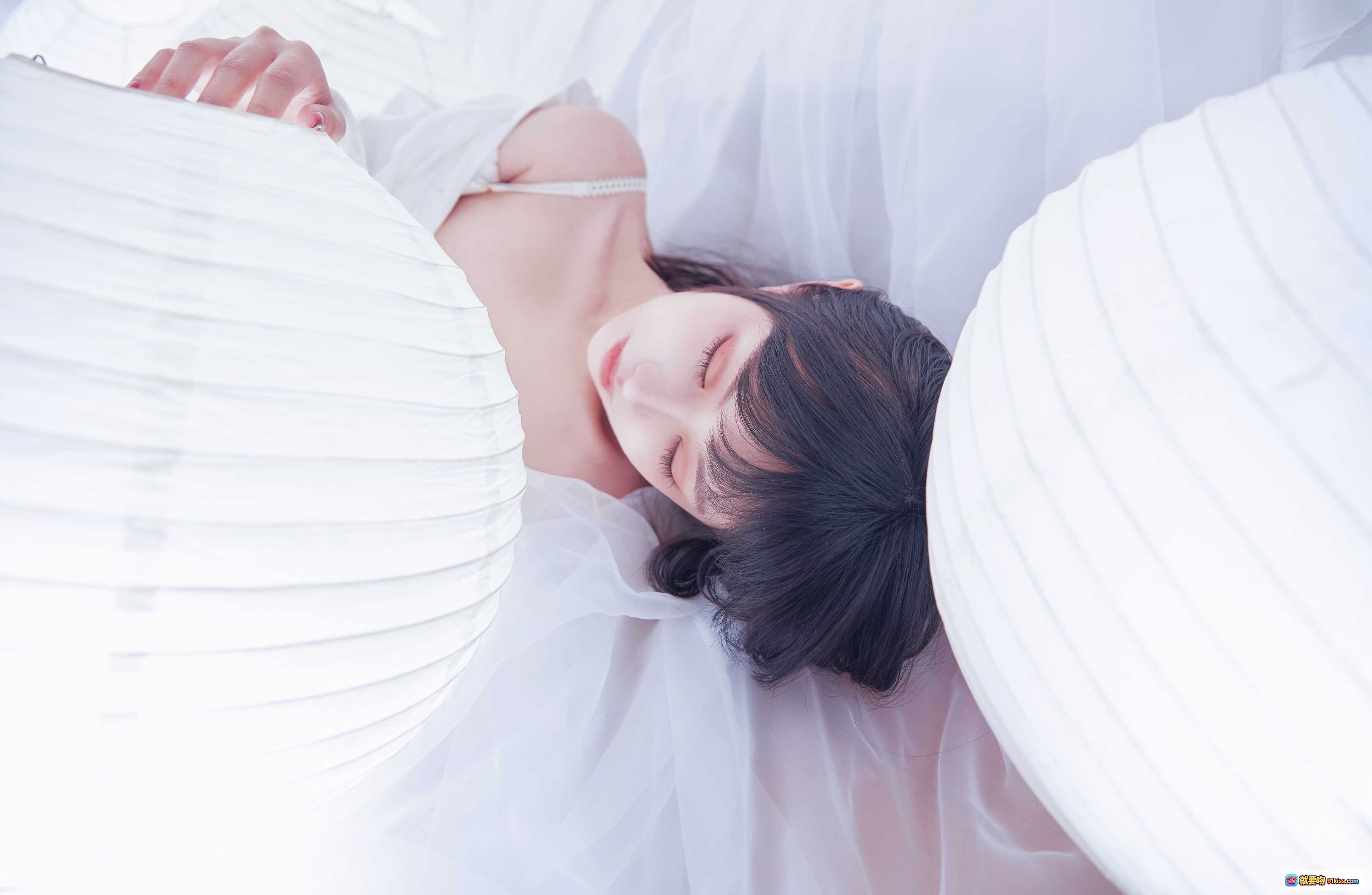 图片[10] - Shika小鹿鹿NO.056纯白写真 | 白色系少女私房照 | 朦胧纱帘背景 | 温柔氛围感 | 18P高清图集 - 就要吻