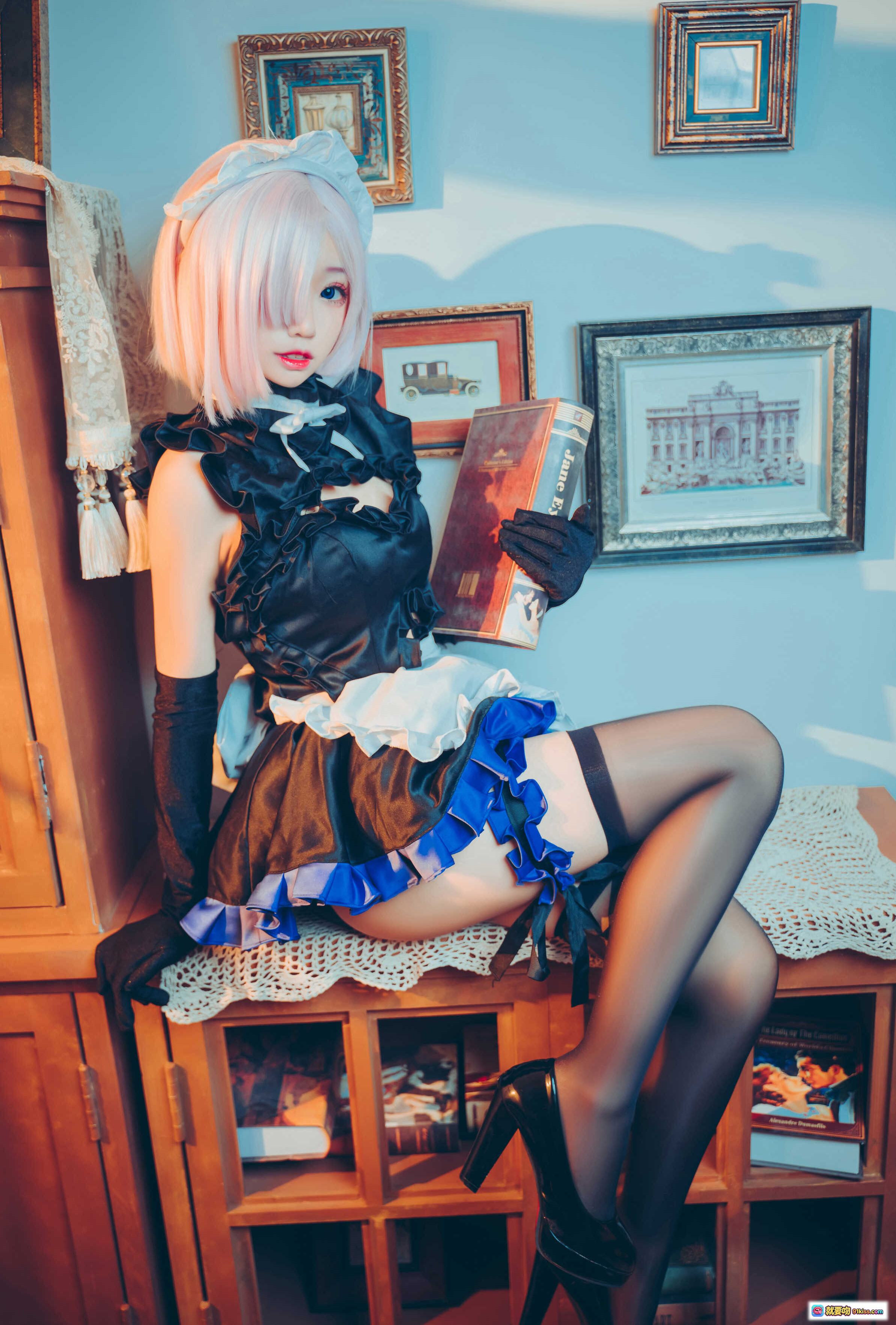 图片[4] - 猫君君_MaoJun NO.011 玛修女仆cos写真 25P高清图集 黑蓝蕾丝女仆装 白发红瞳 优雅姿态 室内复古风摄影 - 就要吻