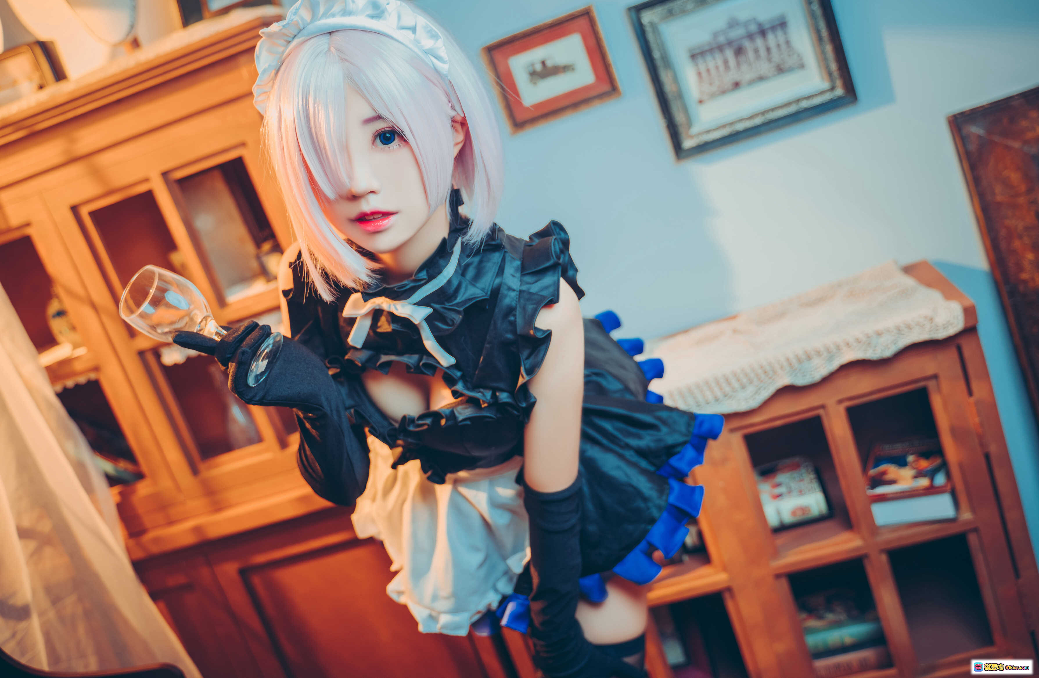 图片[8] - 猫君君_MaoJun NO.011 玛修女仆cos写真 25P高清图集 黑蓝蕾丝女仆装 白发红瞳 优雅姿态 室内复古风摄影 - 就要吻