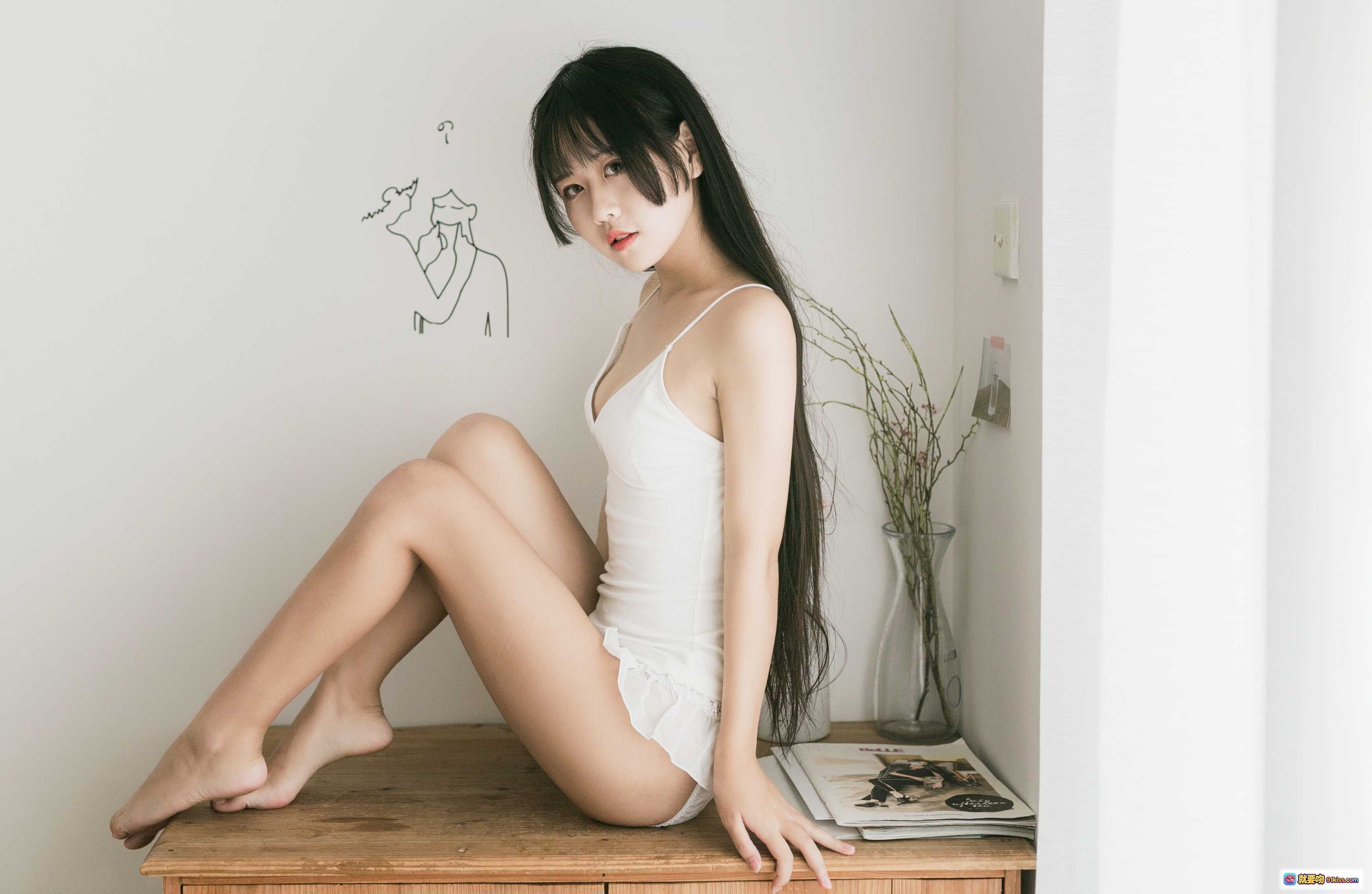 图片[7] - 萌芽儿o0 NO.003 民宿写真 白色吊带睡衣少女 赤足倚柜持杯 清新自然风 20P高清图集 - 就要吻