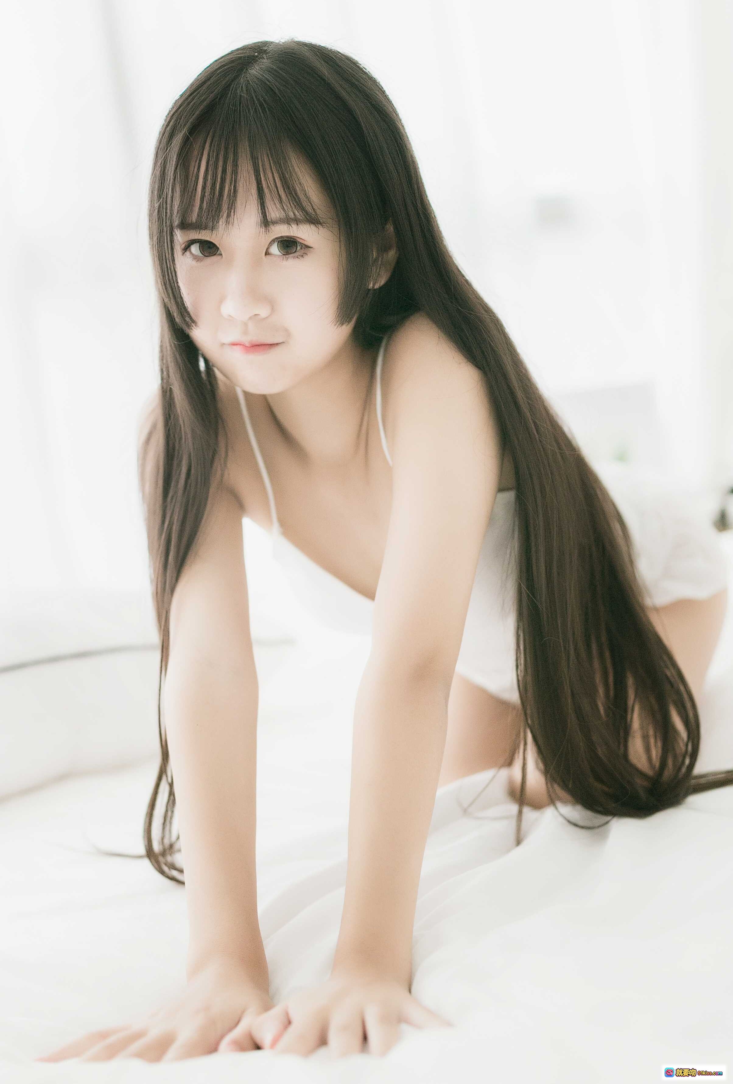 图片[6] - 萌芽儿o0 NO.003 民宿写真 白色吊带睡衣少女 赤足倚柜持杯 清新自然风 20P高清图集 - 就要吻