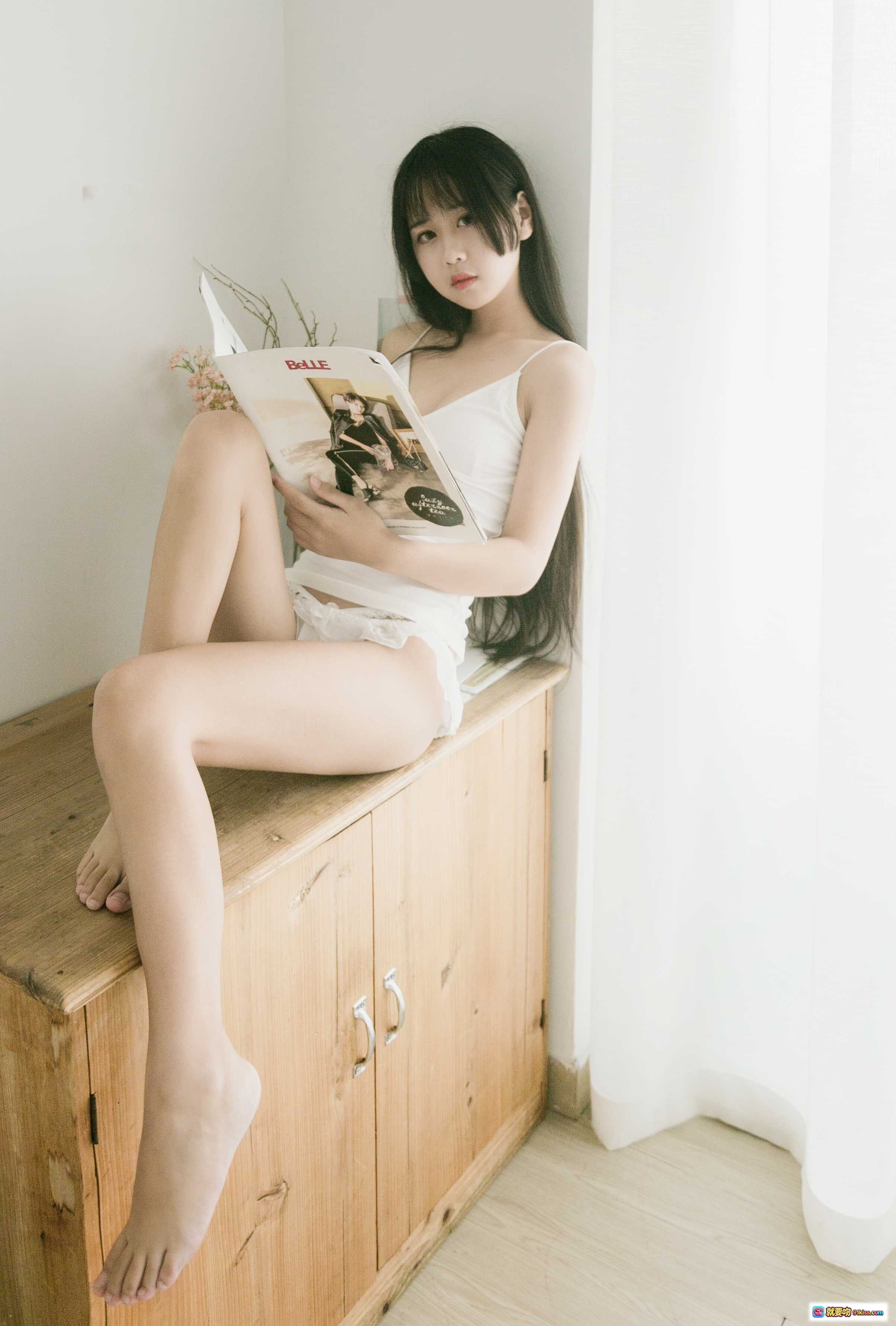 图片[3] - 萌芽儿o0 NO.003 民宿写真 白色吊带睡衣少女 赤足倚柜持杯 清新自然风 20P高清图集 - 就要吻