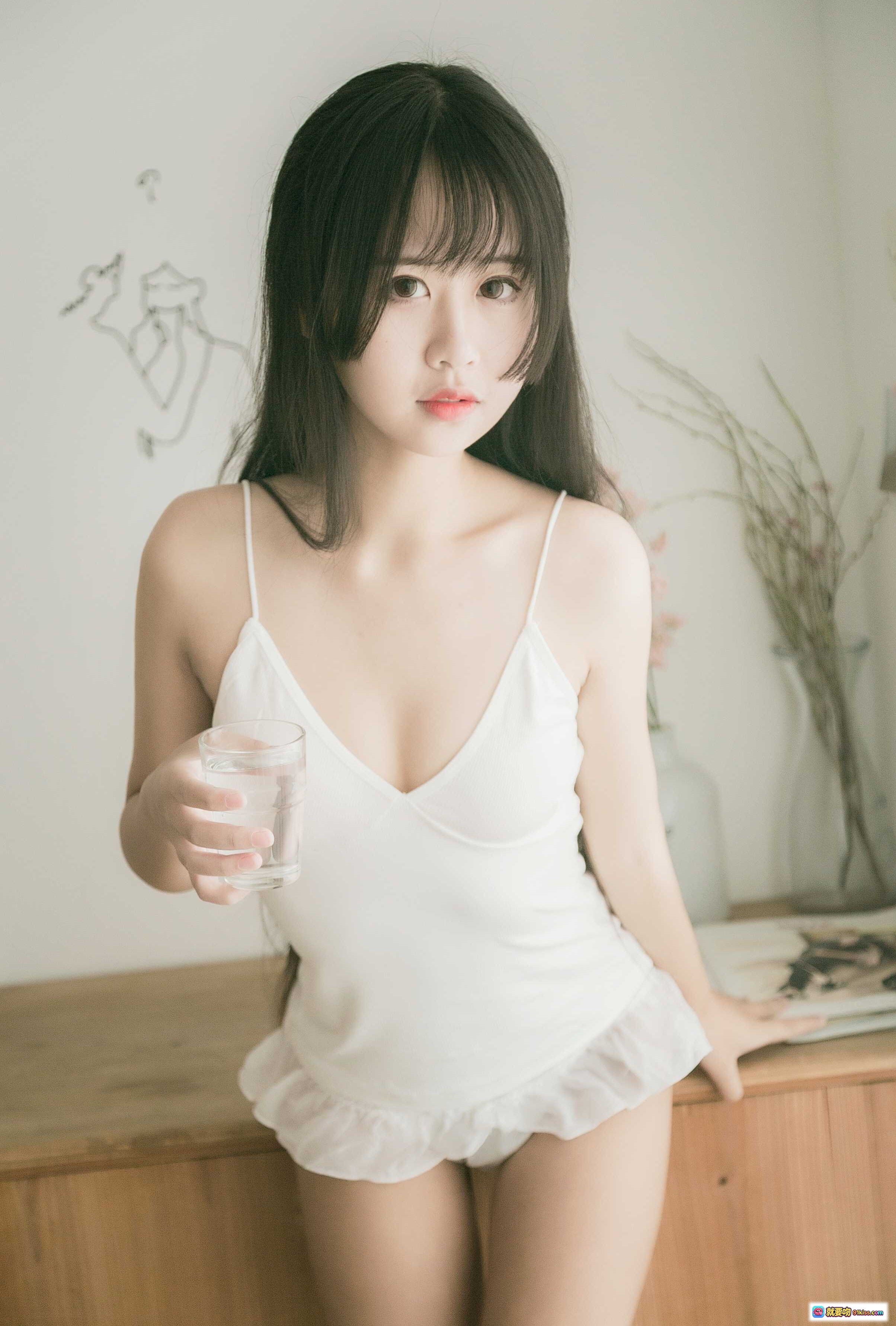 图片[10] - 萌芽儿o0 NO.003 民宿写真 白色吊带睡衣少女 赤足倚柜持杯 清新自然风 20P高清图集 - 就要吻