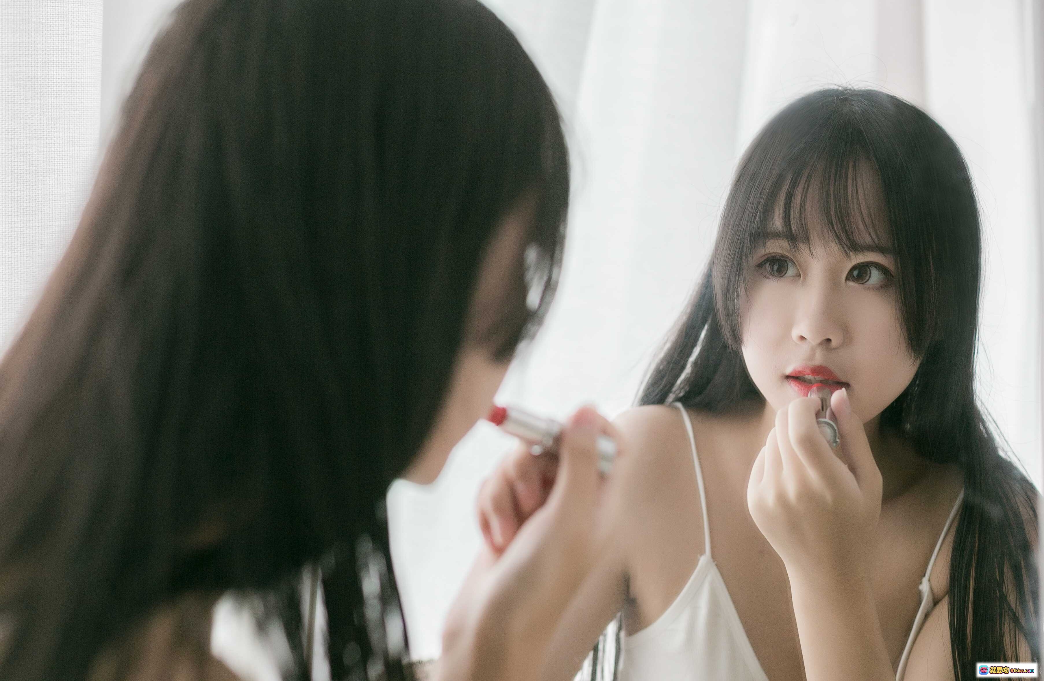 图片[9] - 萌芽儿o0 NO.003 民宿写真 白色吊带睡衣少女 赤足倚柜持杯 清新自然风 20P高清图集 - 就要吻