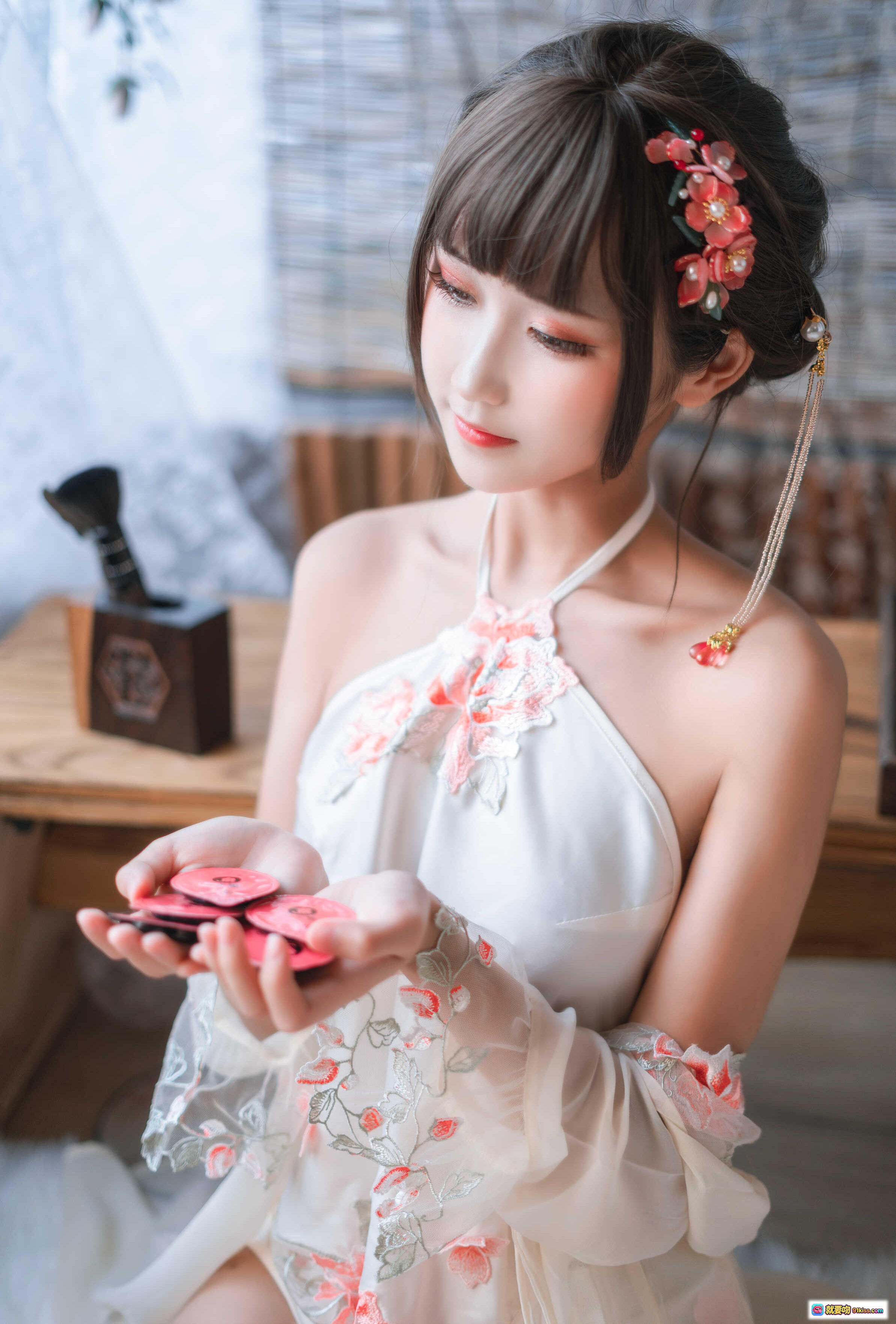 图片[4] - 三度_69 NO.034 肚兜写真 | 白色蕾丝刺绣旗袍风 | 红花发饰美少女 | 毛绒地毯花瓣点缀 | 优雅坐姿私房摄影 - 就要吻