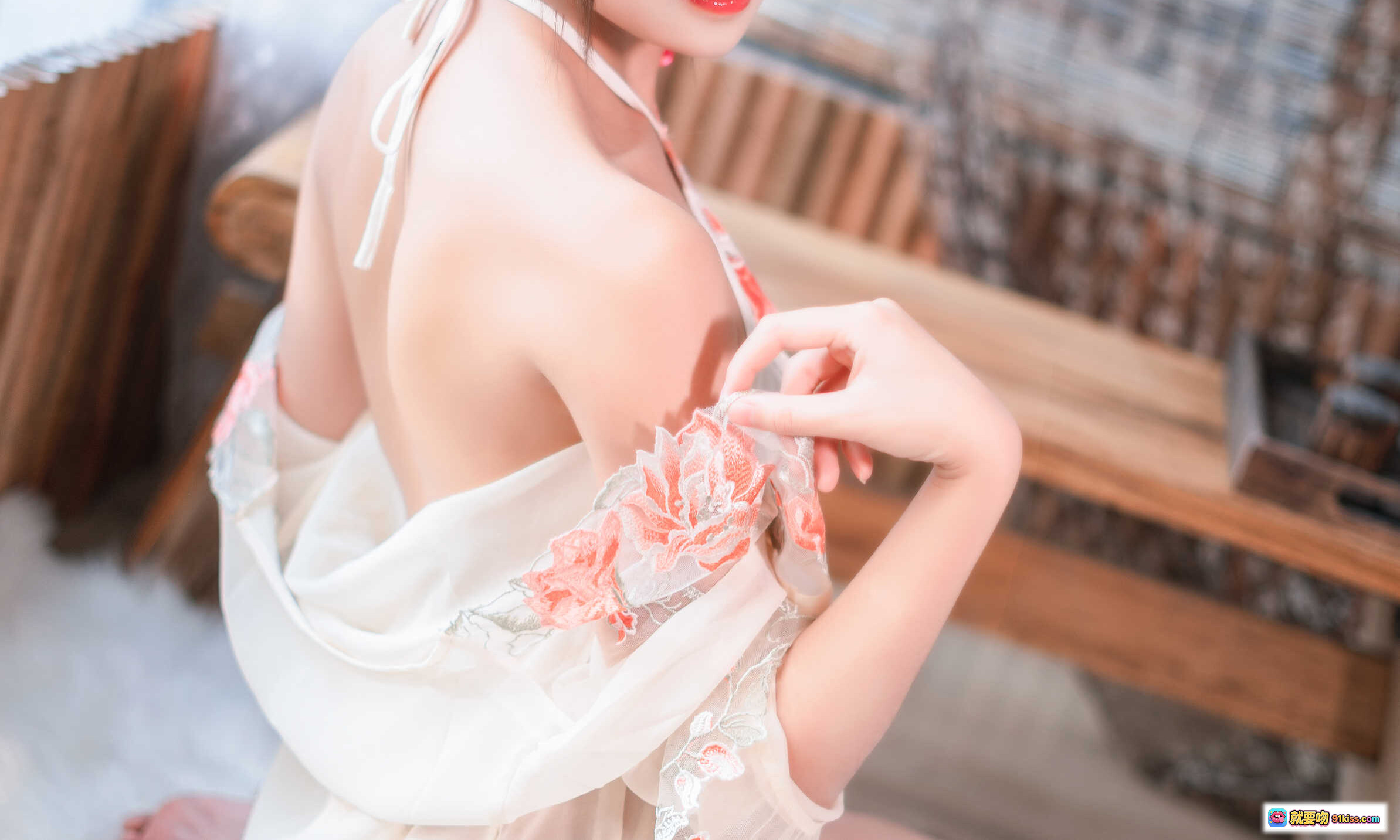 图片[8] - 三度_69 NO.034 肚兜写真 | 白色蕾丝刺绣旗袍风 | 红花发饰美少女 | 毛绒地毯花瓣点缀 | 优雅坐姿私房摄影 - 就要吻