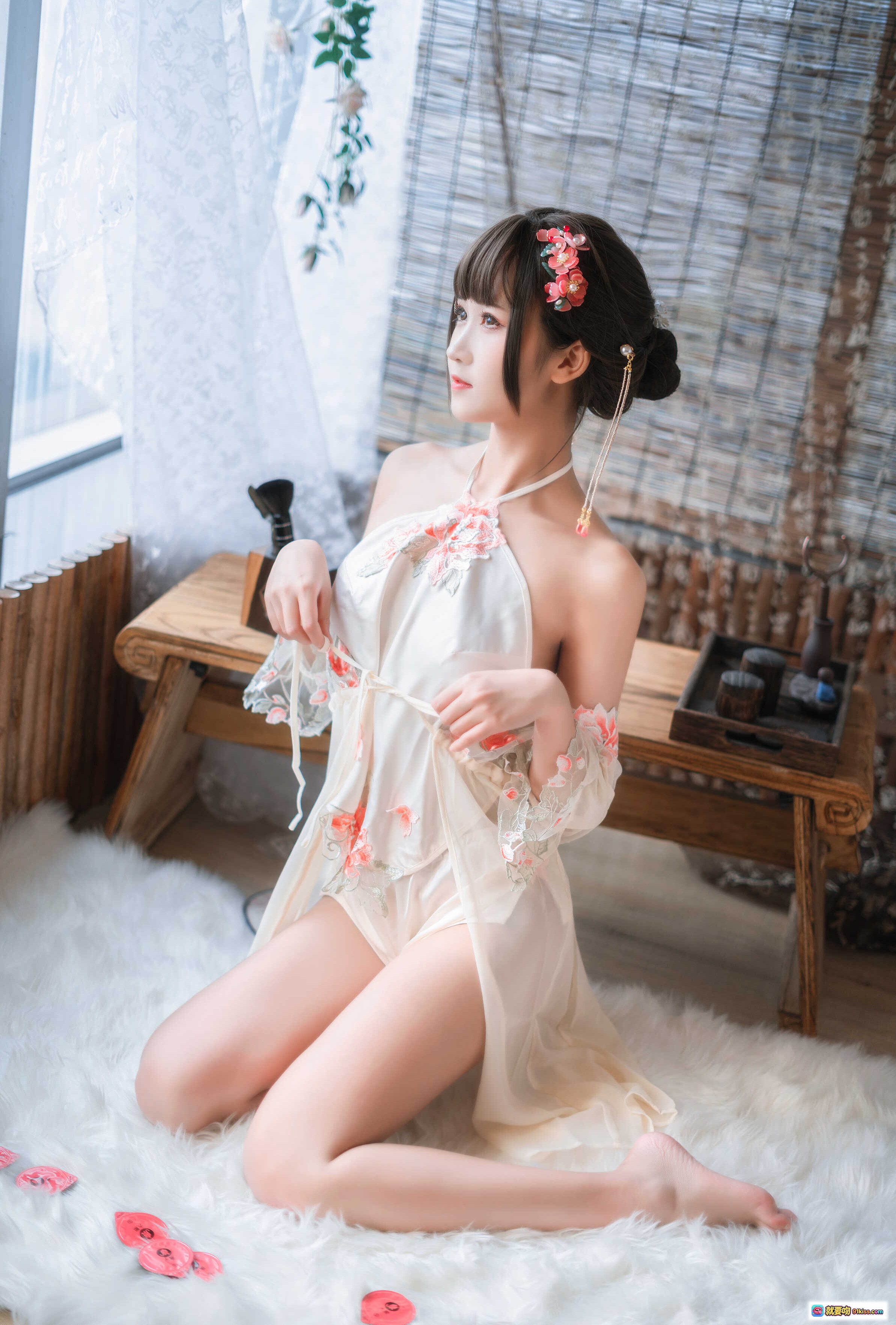 图片[3] - 三度_69 NO.034 肚兜写真 | 白色蕾丝刺绣旗袍风 | 红花发饰美少女 | 毛绒地毯花瓣点缀 | 优雅坐姿私房摄影 - 就要吻