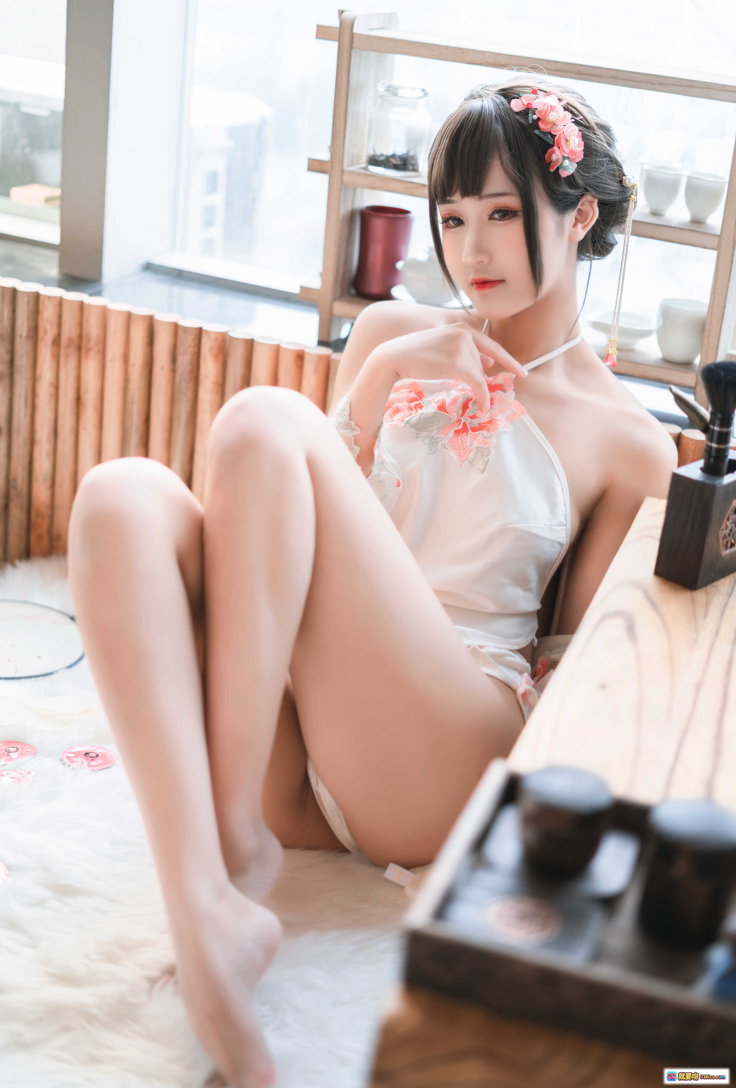 图片[9] - 三度_69 NO.034 肚兜写真 | 白色蕾丝刺绣旗袍风 | 红花发饰美少女 | 毛绒地毯花瓣点缀 | 优雅坐姿私房摄影 - 就要吻