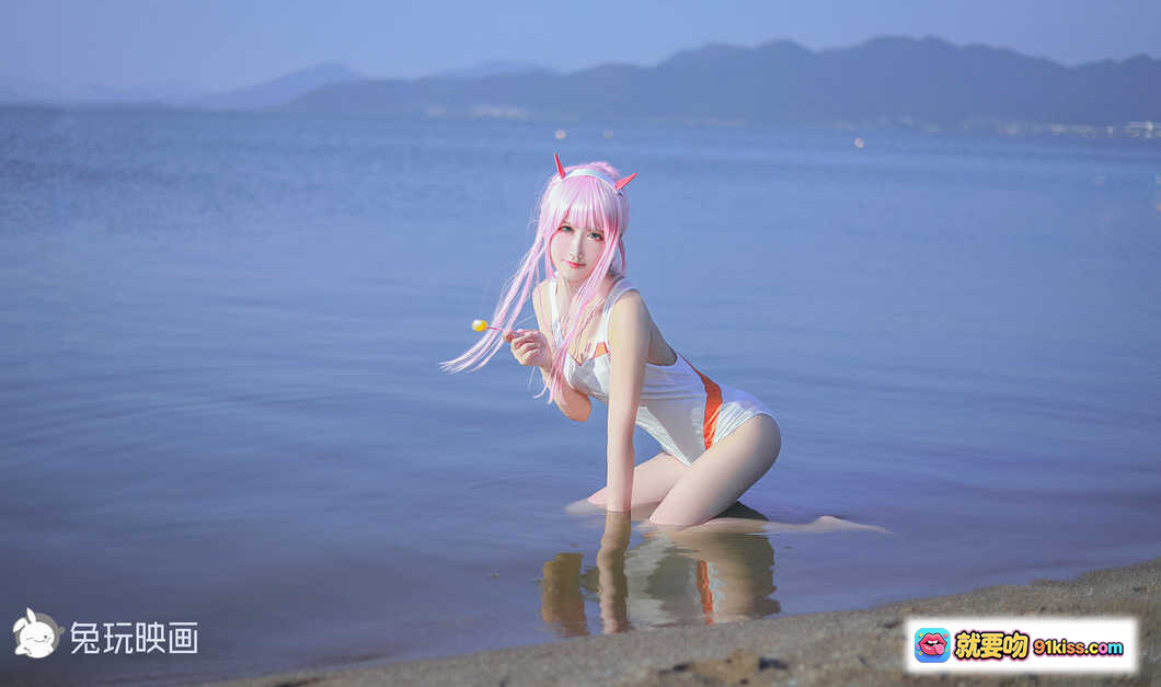 图片[7] - 粉发少女Cosplay白裙旗袍装 戴耳机坐地吃点心 兔玩映画高清写真集 - 就要吻