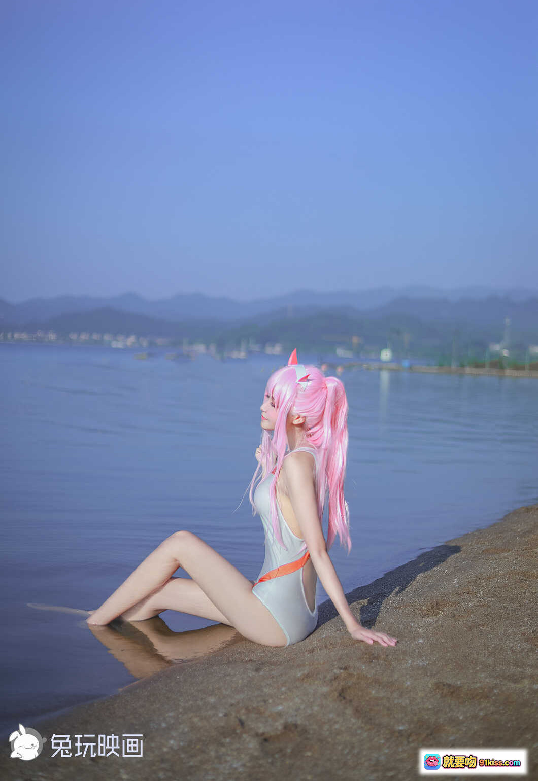 图片[4] - 粉发少女Cosplay白裙旗袍装 戴耳机坐地吃点心 兔玩映画高清写真集 - 就要吻