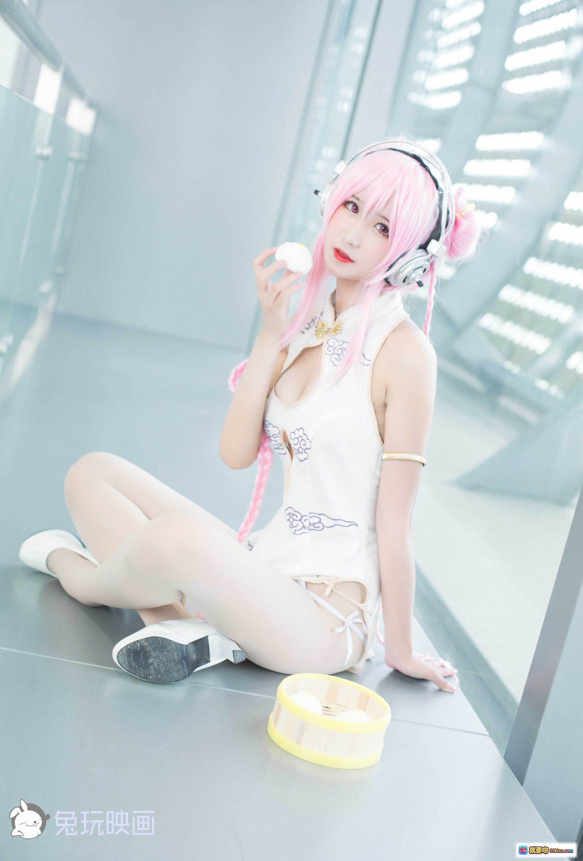 图片[1] - 粉发少女Cosplay白裙旗袍装 戴耳机坐地吃点心 兔玩映画高清写真集 - 就要吻