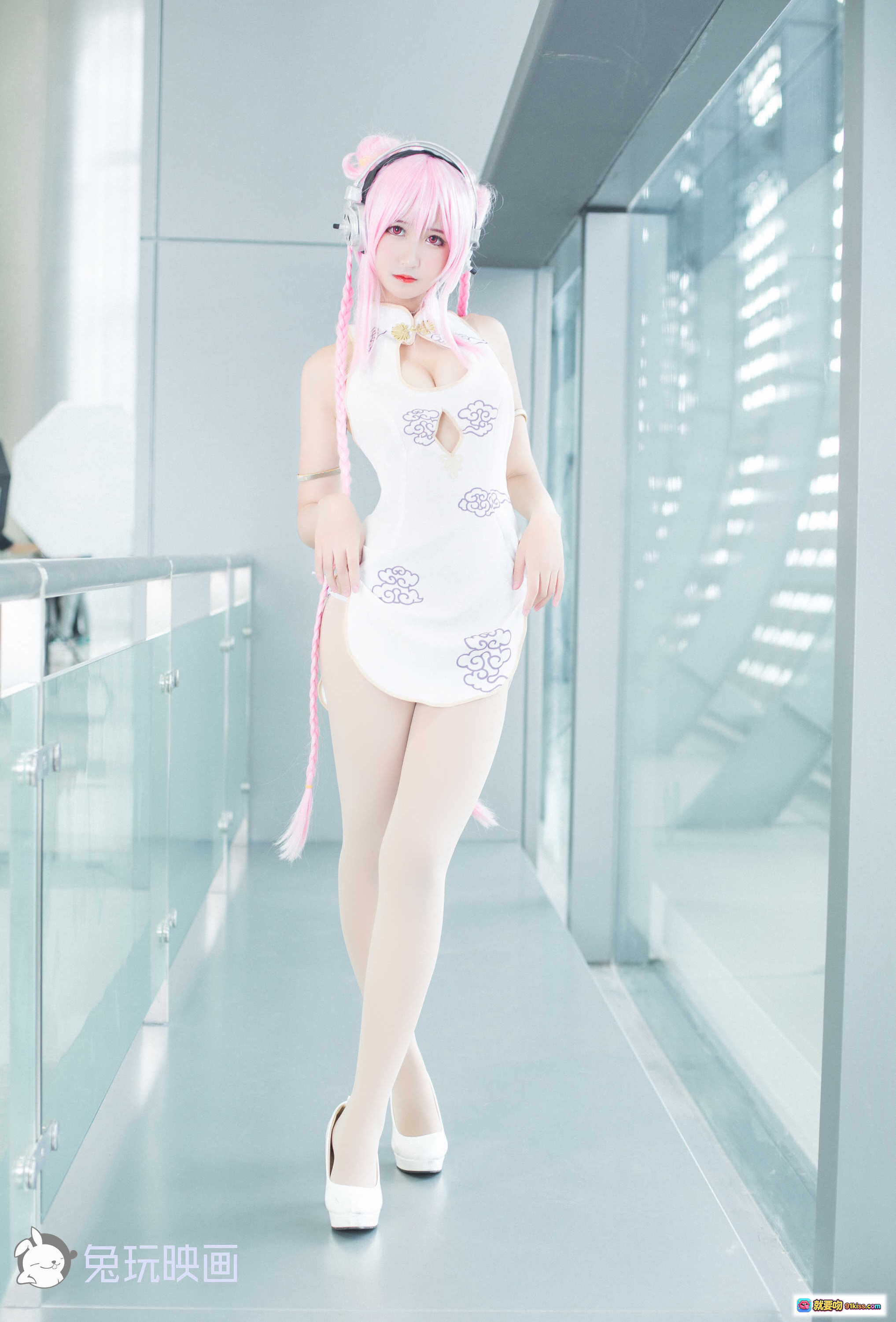 图片[10] - 粉发少女Cosplay白裙旗袍装 戴耳机坐地吃点心 兔玩映画高清写真集 - 就要吻