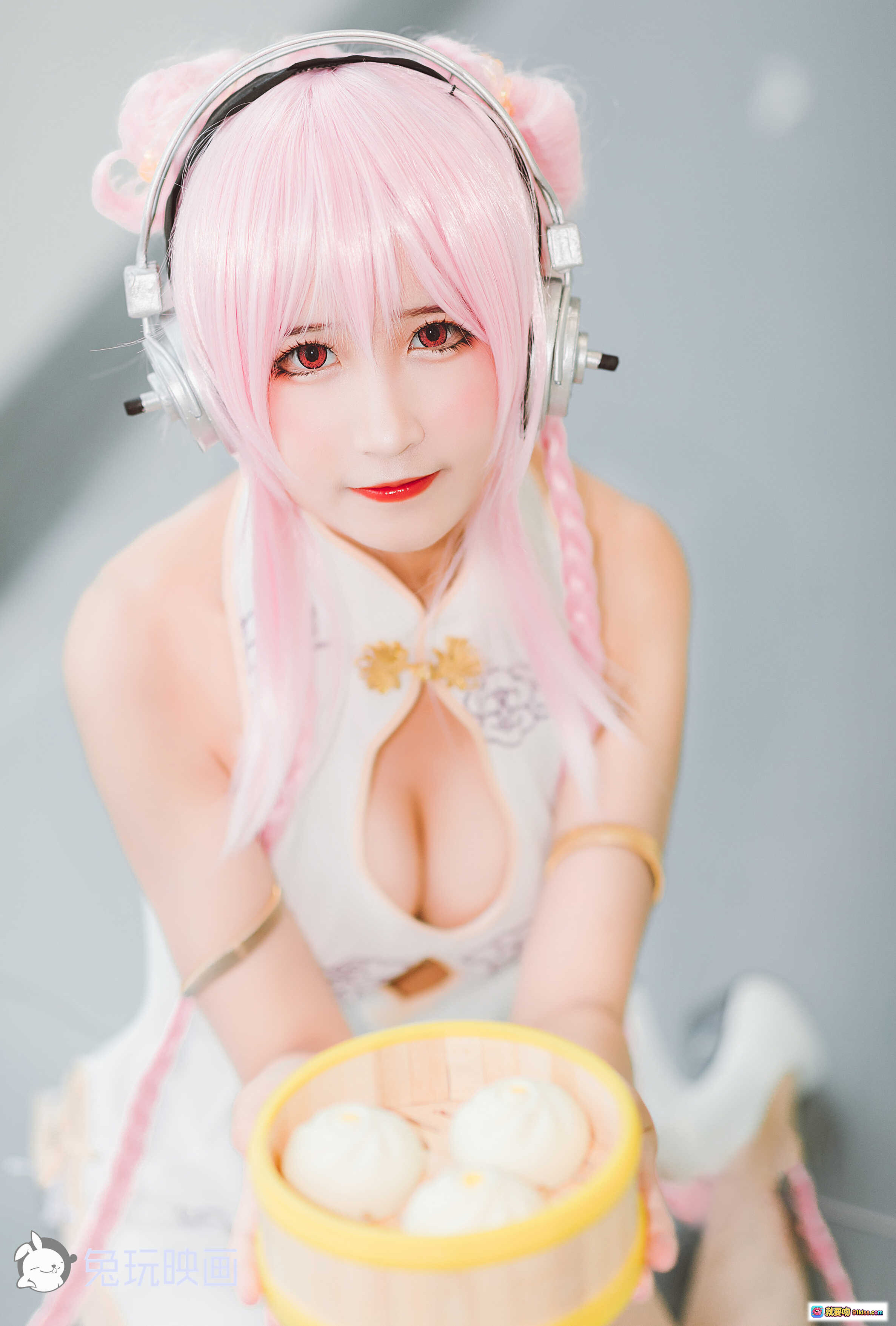 图片[8] - 粉发少女Cosplay白裙旗袍装 戴耳机坐地吃点心 兔玩映画高清写真集 - 就要吻