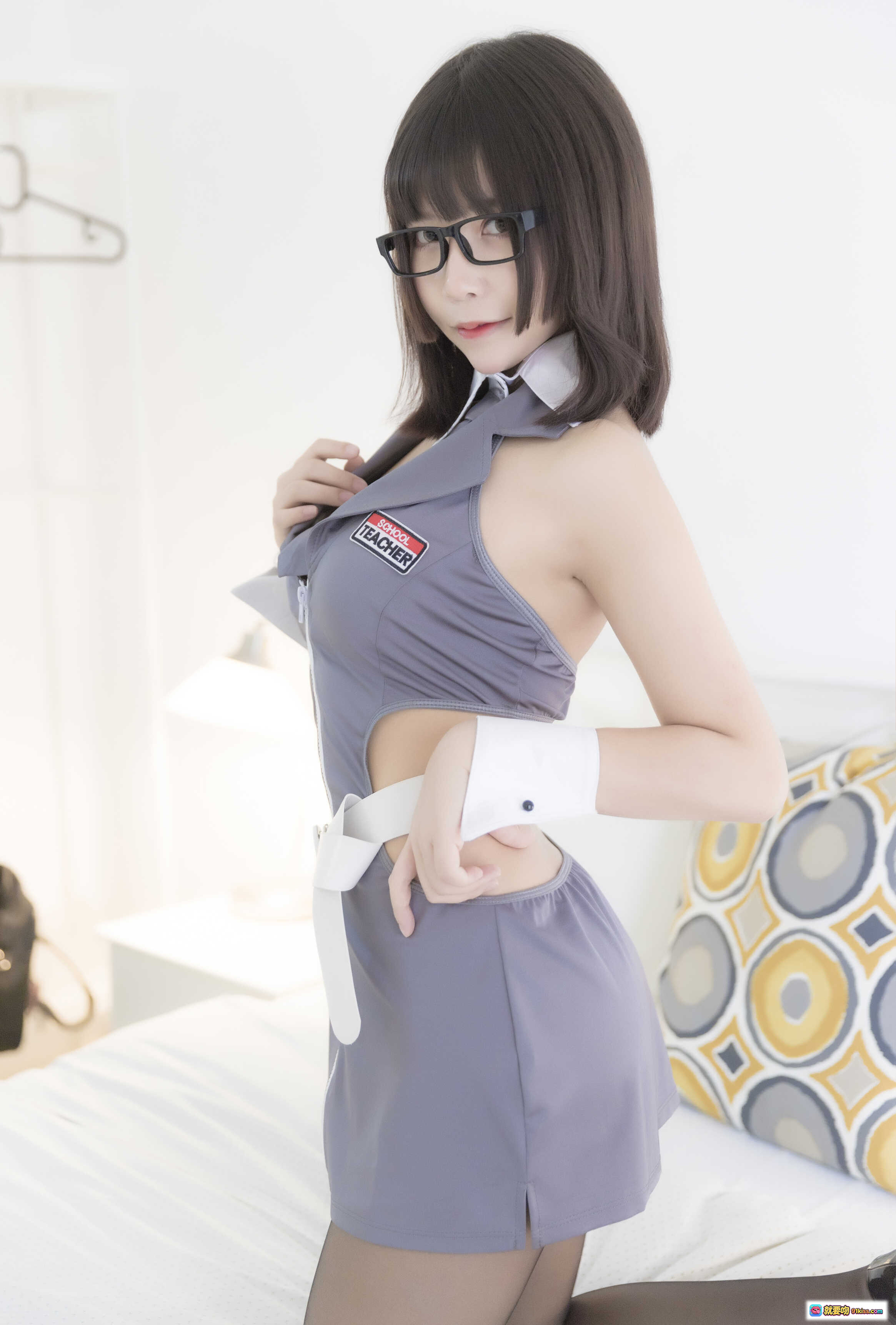 图片[2] - 抱走莫子A NO.002 黑丝美腿教师制服写真 45P高清图集 优雅眼镜少女 Cosplay 时尚性感穿搭 - 就要吻
