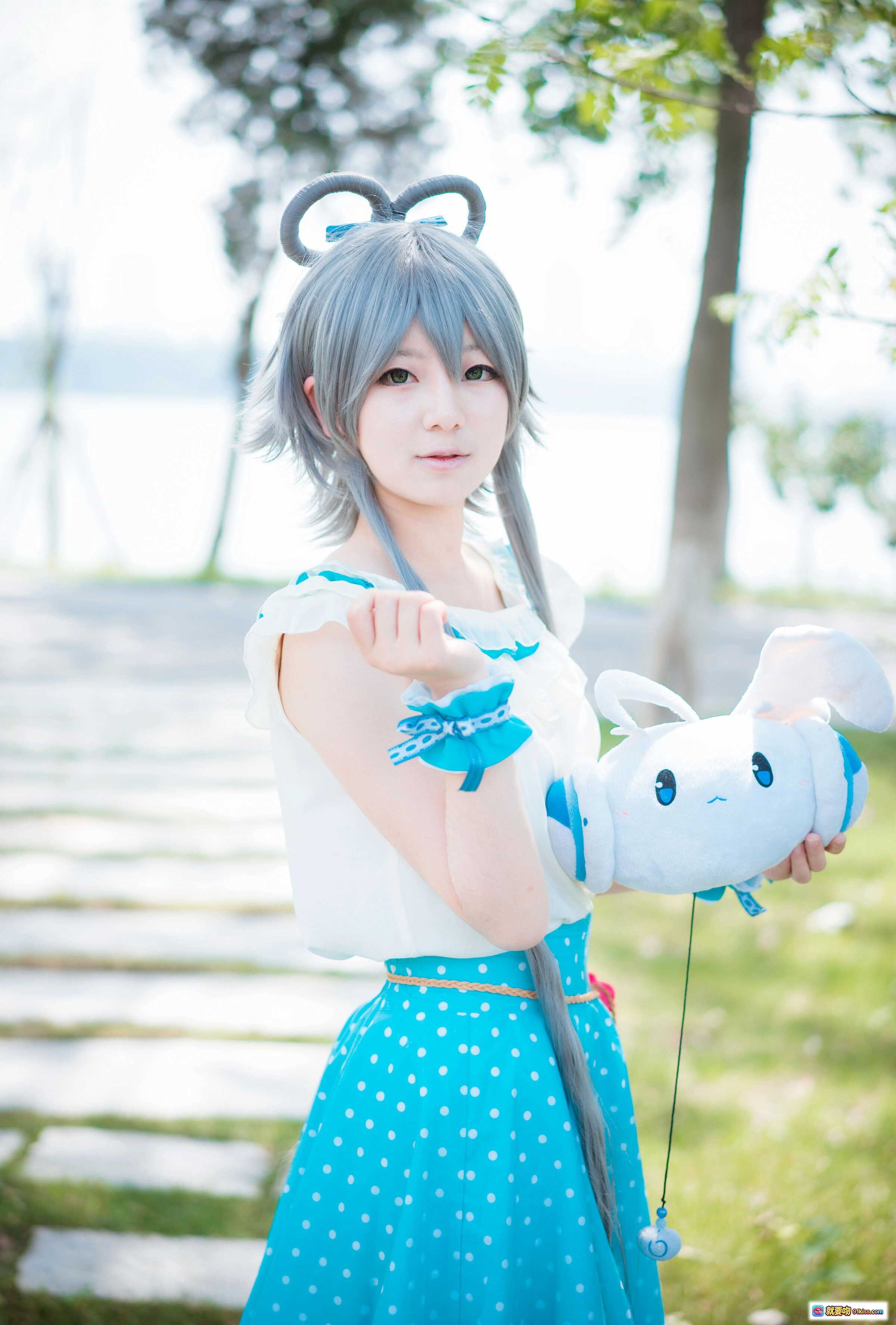 图片[7] - 弥音音NO.016洛天依cosplay写真｜蓝白波点裙少女｜户外拱门绿植背景｜清新日系风格｜24P高清图集 - 就要吻