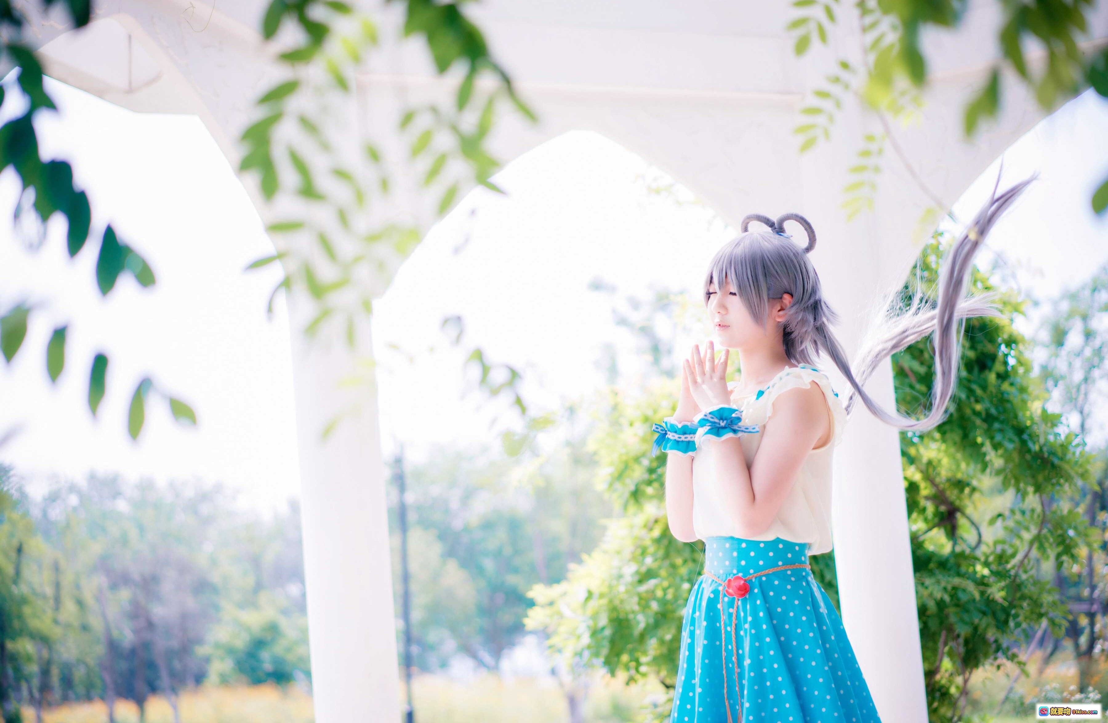 弥音音NO.016洛天依cosplay写真｜蓝白波点裙少女｜户外拱门绿植背景｜清新日系风格｜24P高清图集 - 就要吻