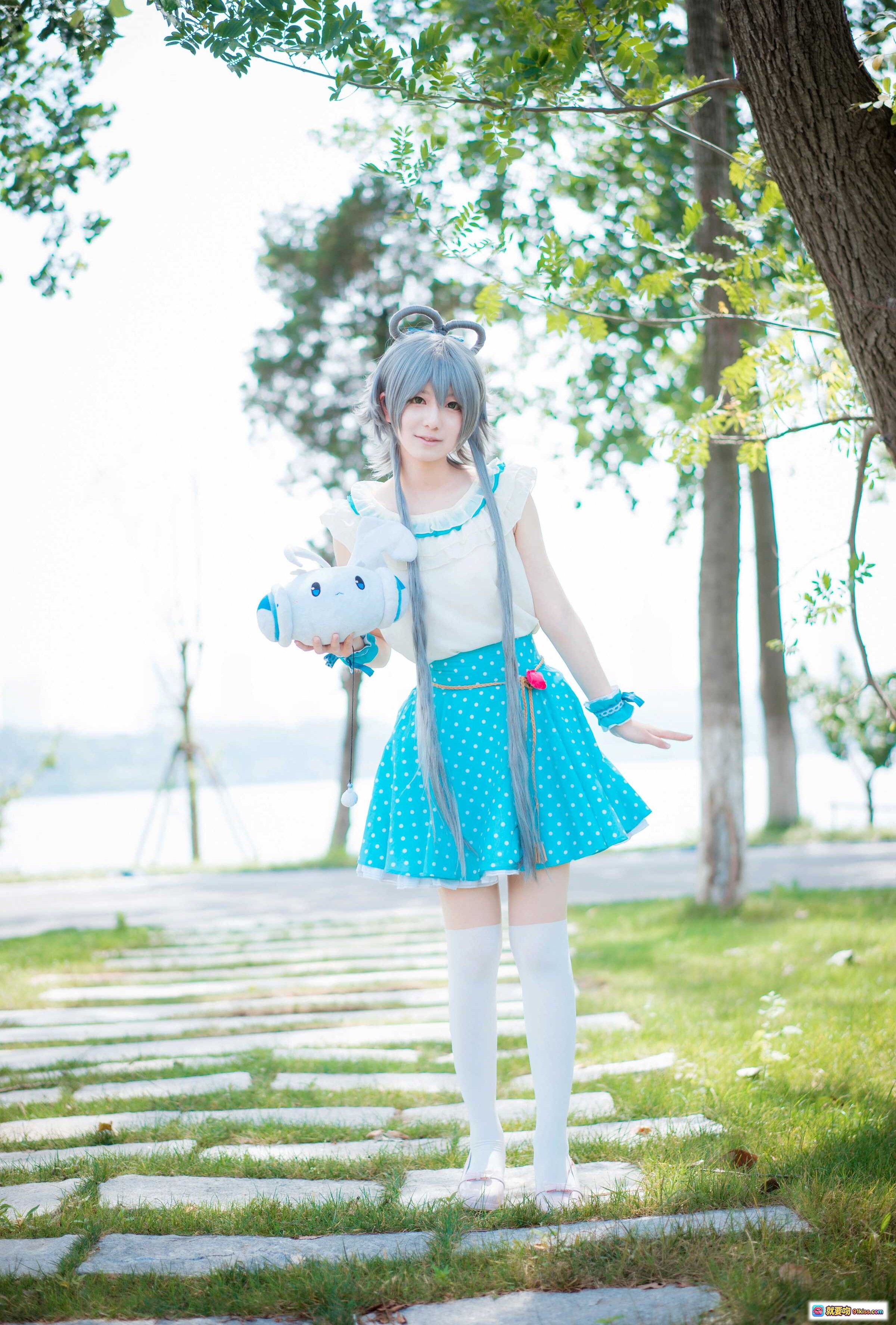 图片[2] - 弥音音NO.016洛天依cosplay写真｜蓝白波点裙少女｜户外拱门绿植背景｜清新日系风格｜24P高清图集 - 就要吻