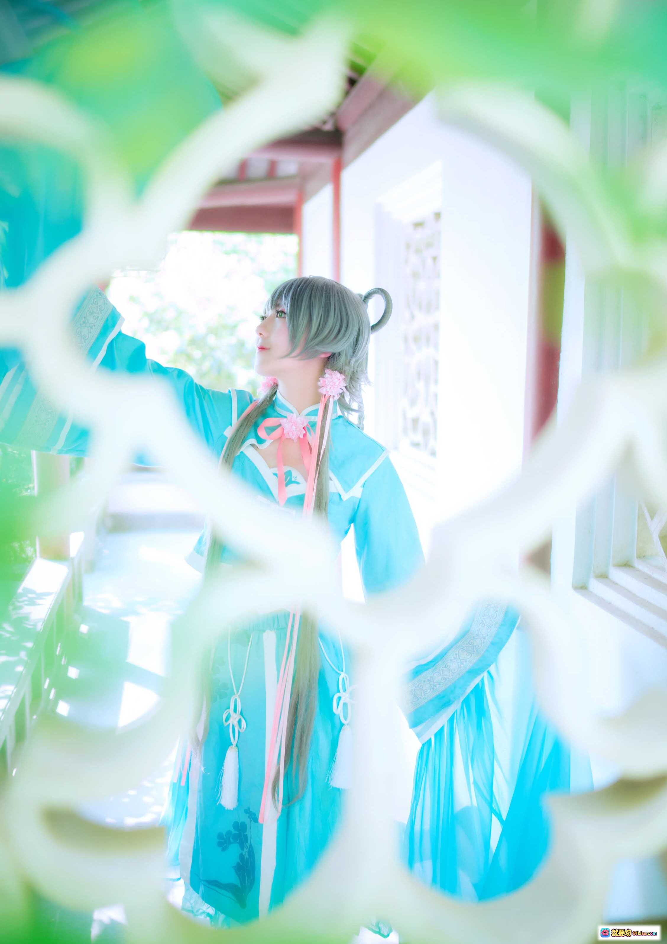 图片[8] - 弥音音NO.016洛天依cosplay写真｜蓝白波点裙少女｜户外拱门绿植背景｜清新日系风格｜24P高清图集 - 就要吻