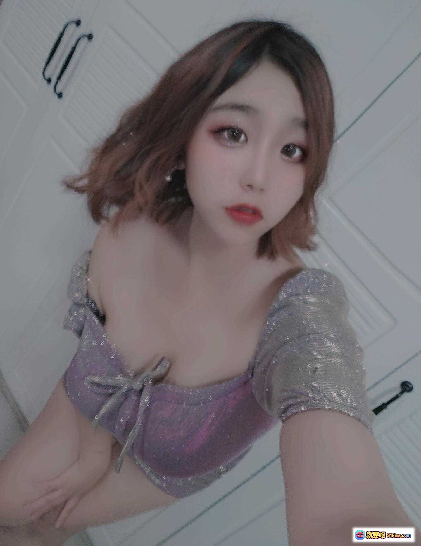 图片[2] - 穆零Mu0 NO.27居家自拍｜闪亮紫色露肩装｜温柔短发少女风｜清新自然室内写真 - 就要吻