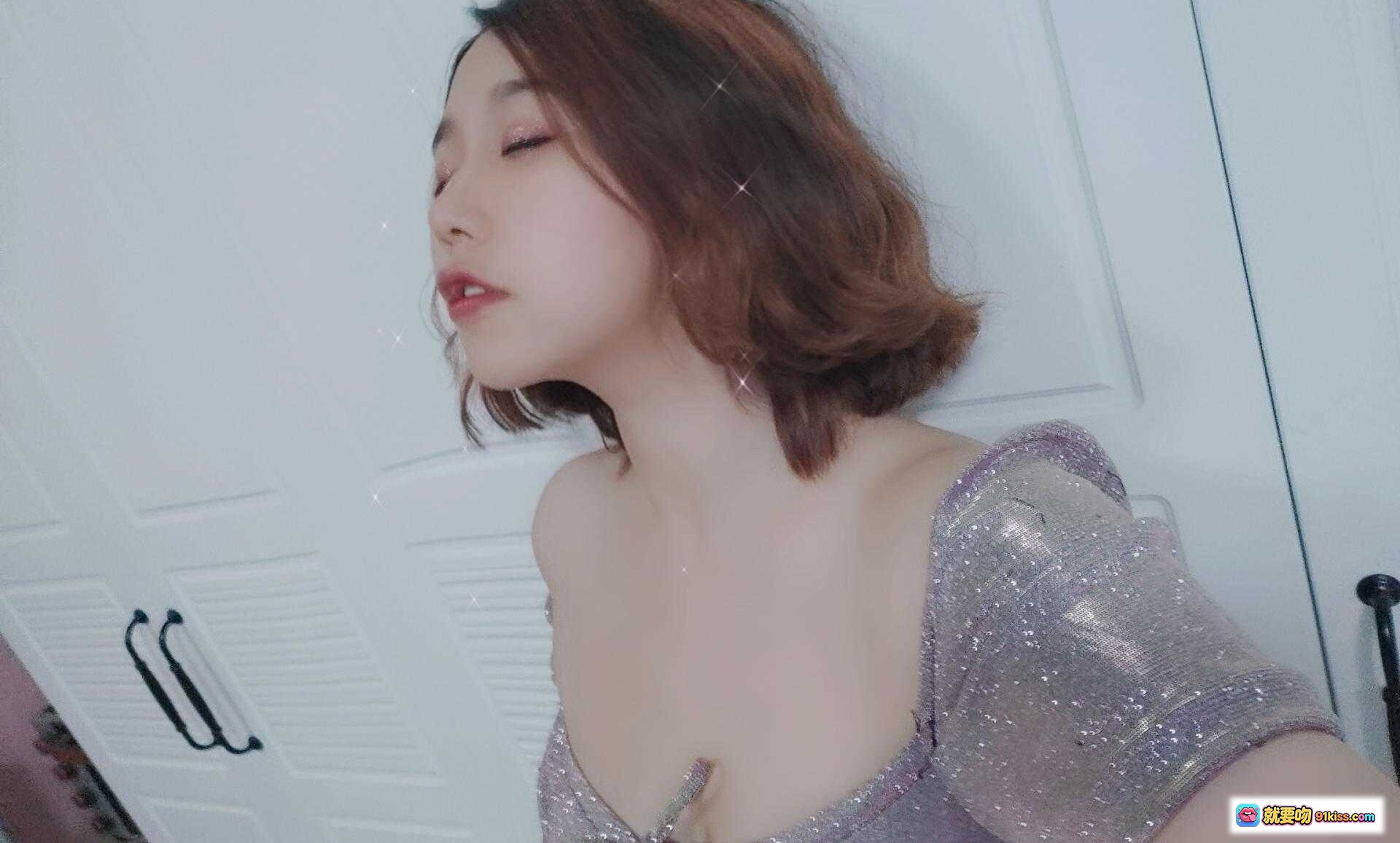 图片[1] - 穆零Mu0 NO.27居家自拍｜闪亮紫色露肩装｜温柔短发少女风｜清新自然室内写真 - 就要吻
