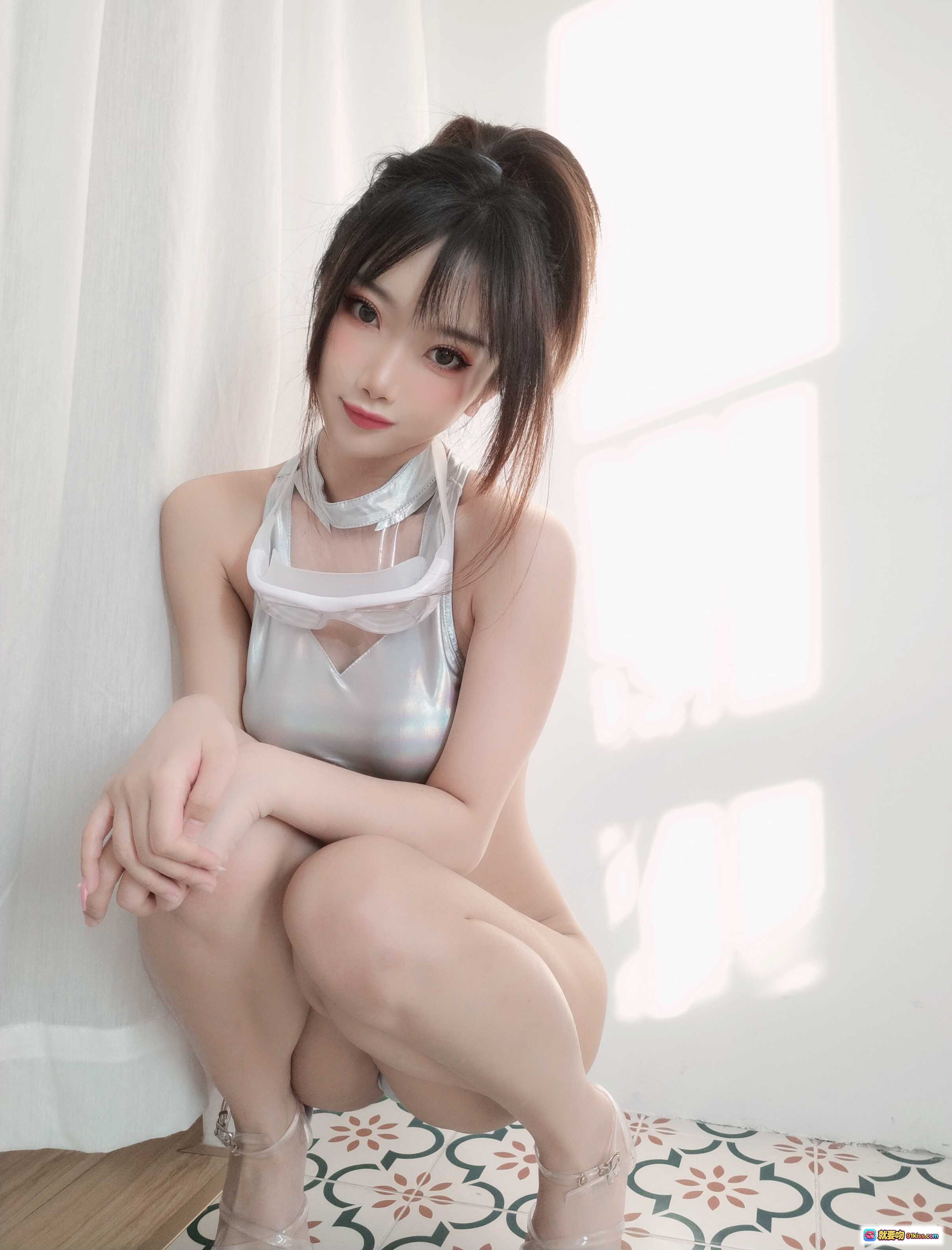 图片[10] - 鬼畜瑶NO.038镭射竞泳写真｜透明高叉泳衣+阳光窗帘背景+精致妆容+高跟鞋美腿特写 - 就要吻
