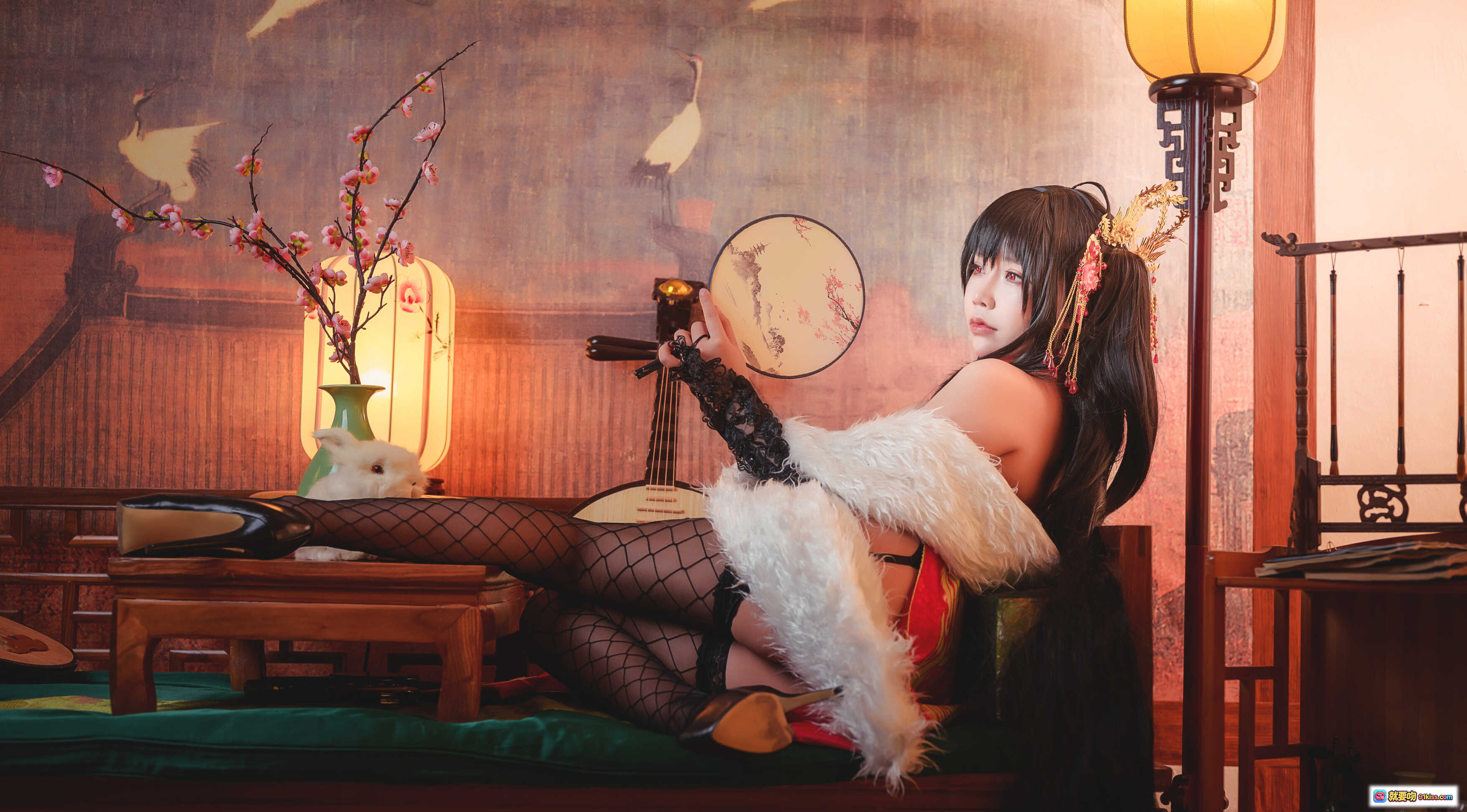 图片[2] - 抱走莫子A NO.030 大凤写真：红金刺绣和服+黑色蕾丝吊带袜+高跟鞋+古典木榻+渔网袜美腿特写 - 就要吻