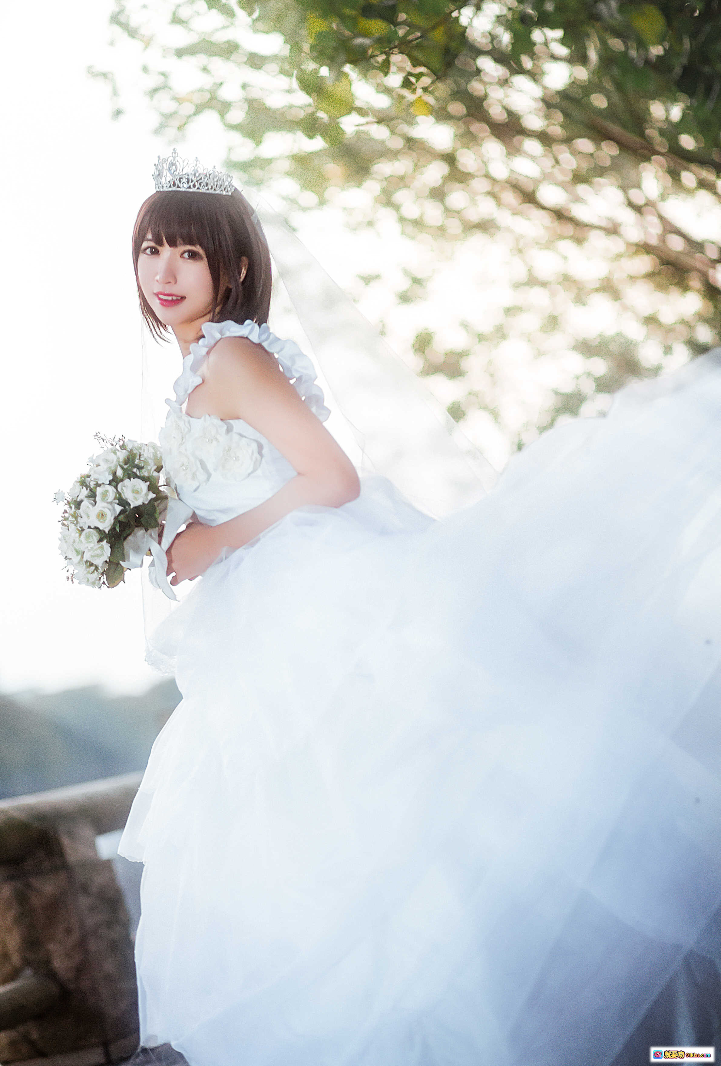 图片[2] - 鳗鱼霏儿NO.056圣人惠婚纱写真｜白色头纱皇冠新娘造型手持花束甜美笑容10P高清图集 - 就要吻