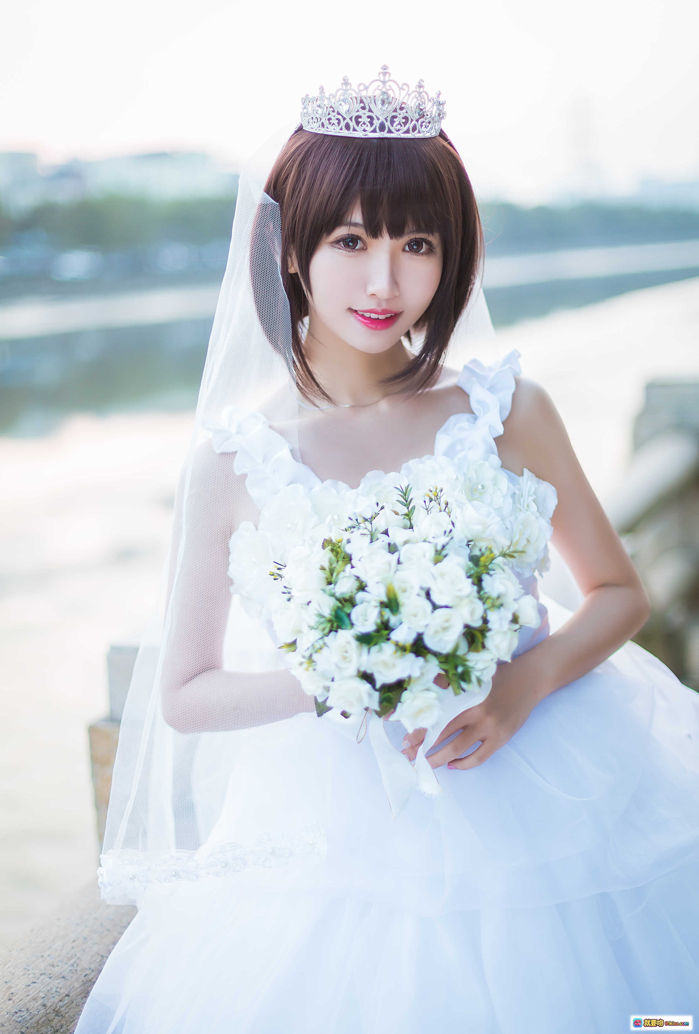 图片[6] - 鳗鱼霏儿NO.056圣人惠婚纱写真｜白色头纱皇冠新娘造型手持花束甜美笑容10P高清图集 - 就要吻