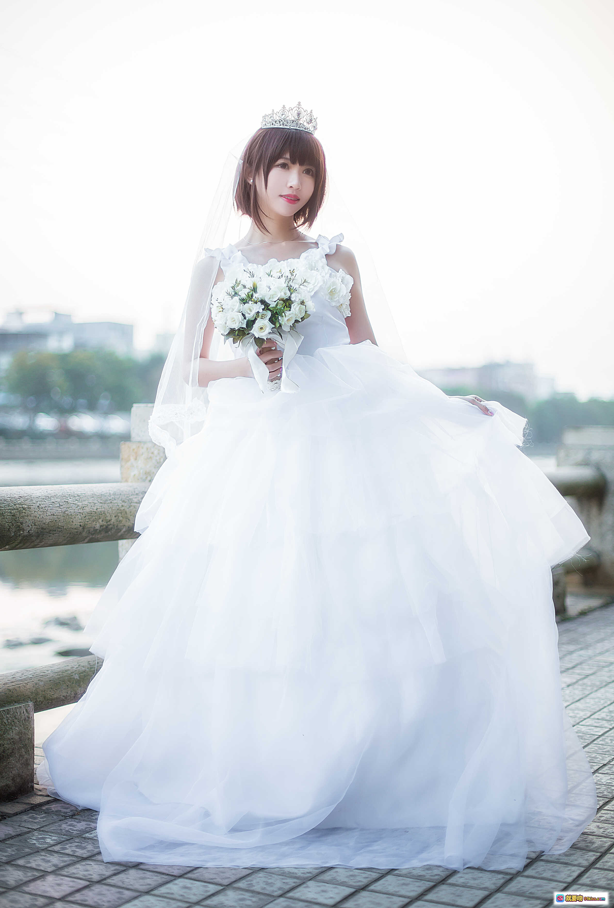 图片[8] - 鳗鱼霏儿NO.056圣人惠婚纱写真｜白色头纱皇冠新娘造型手持花束甜美笑容10P高清图集 - 就要吻