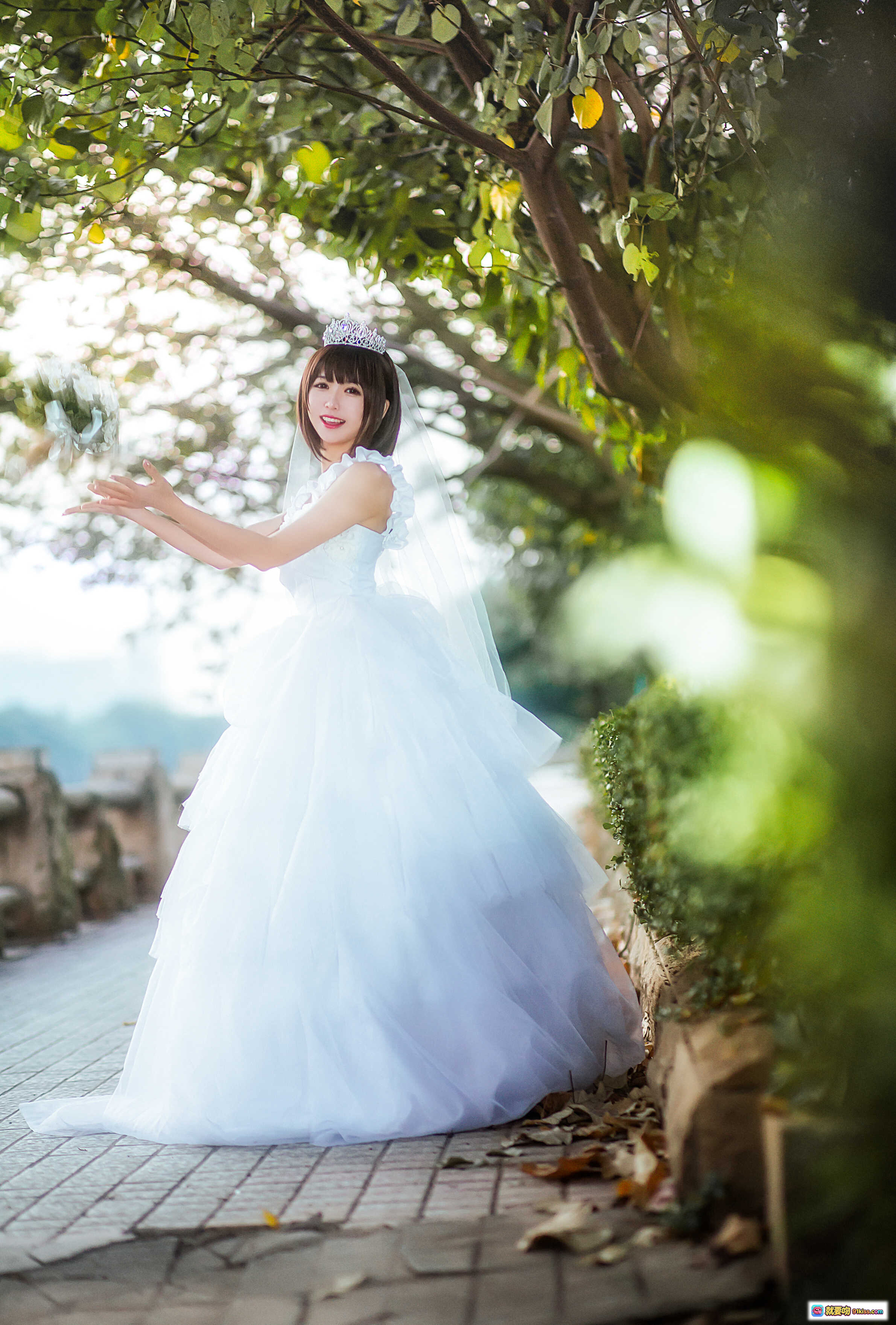 图片[9] - 鳗鱼霏儿NO.056圣人惠婚纱写真｜白色头纱皇冠新娘造型手持花束甜美笑容10P高清图集 - 就要吻