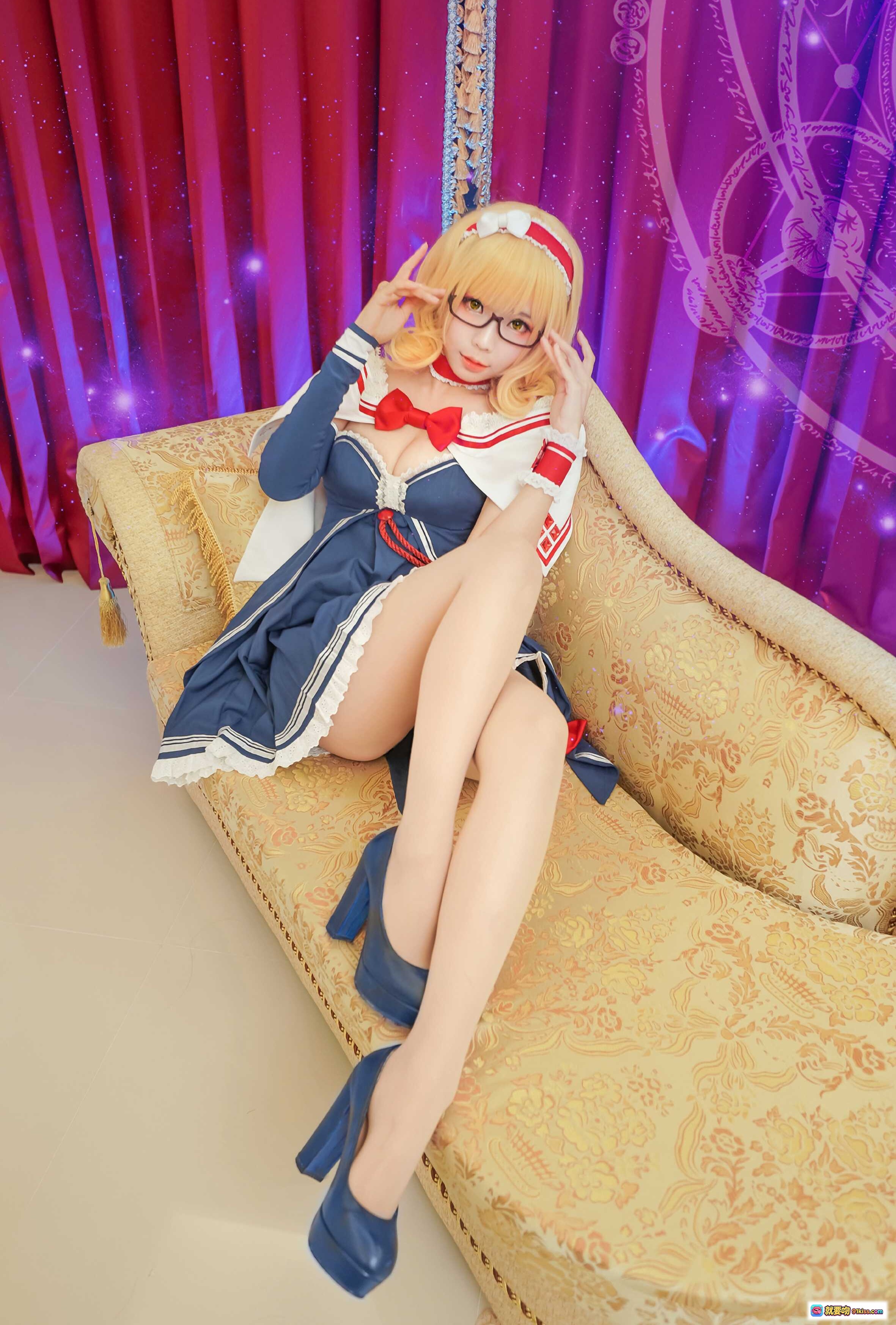 图片[1] - ElyEE子 NO.057 萝莉金发眼镜娘cosplay 蓝白水手服高跟鞋 沙发写真 甜美性感二次元角色扮演 - 就要吻