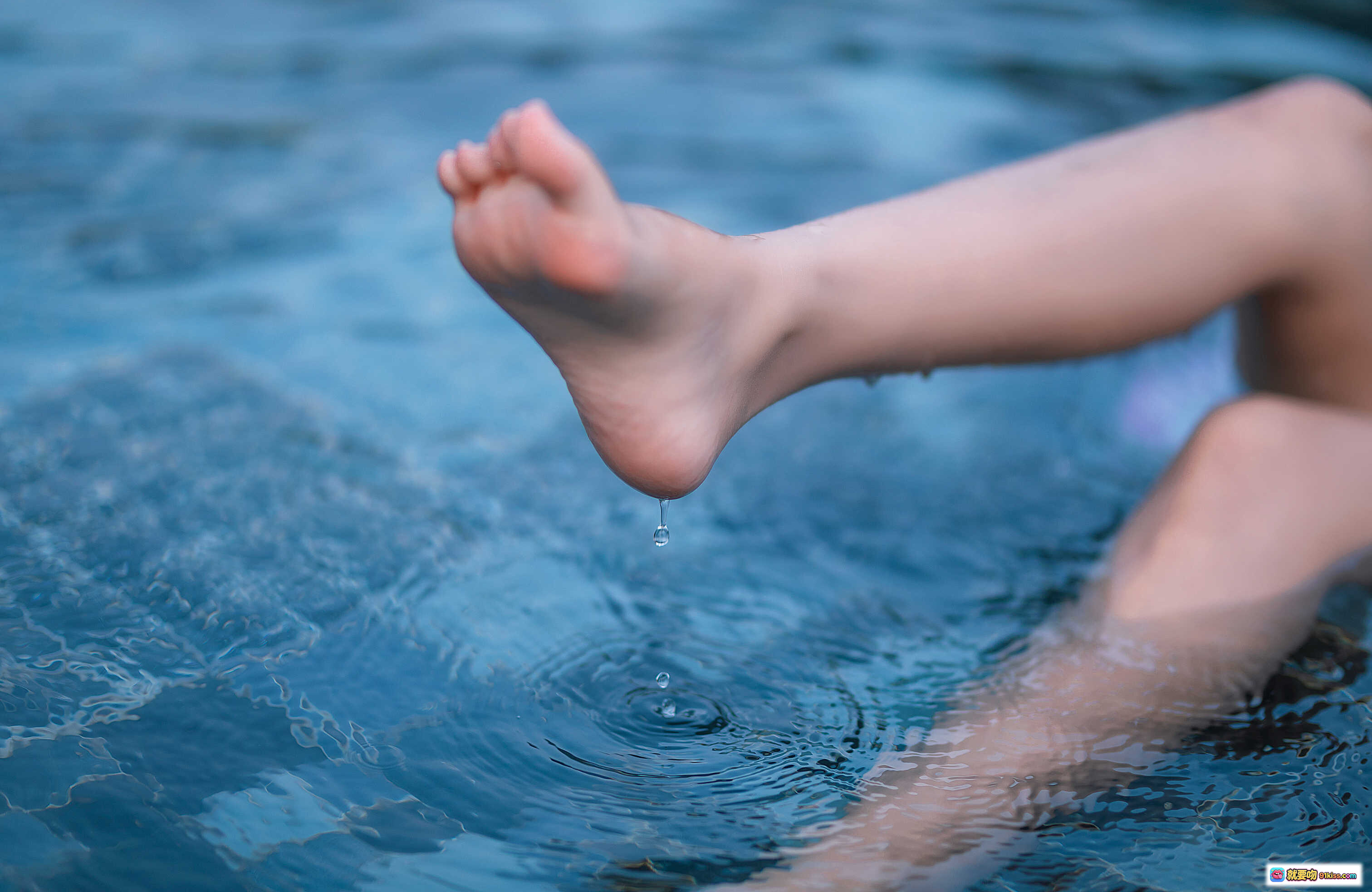 图片[1] - 玛修泳装写真特辑｜清澈泳池足尖水滴瞬间｜夏日清凉感十足｜41P高清图集 - 就要吻