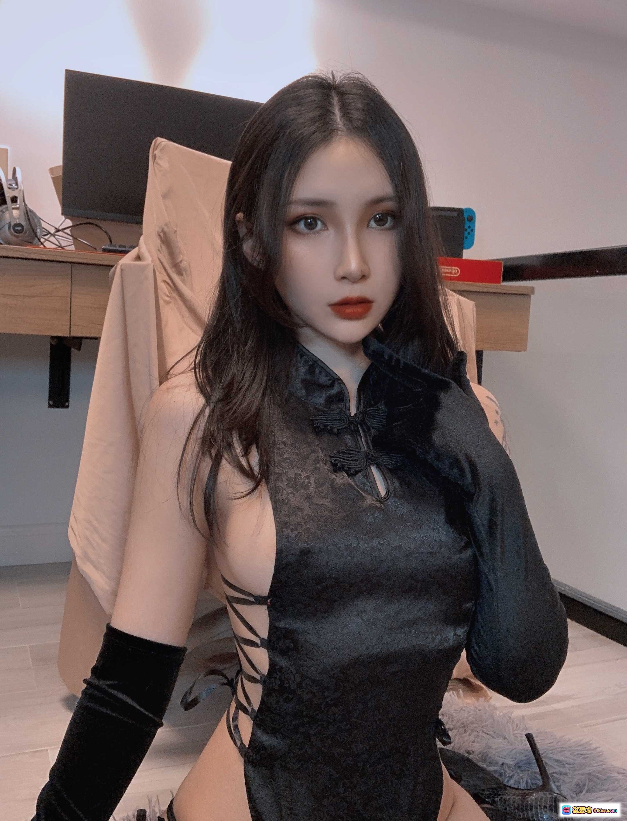 Vams子 NO.001 黑色旗袍写真 30P 45MB 优雅性感 长发红唇 侧边绑带设计 丝绒质感 室内拍摄 精致妆容 高清美图 - 就要吻