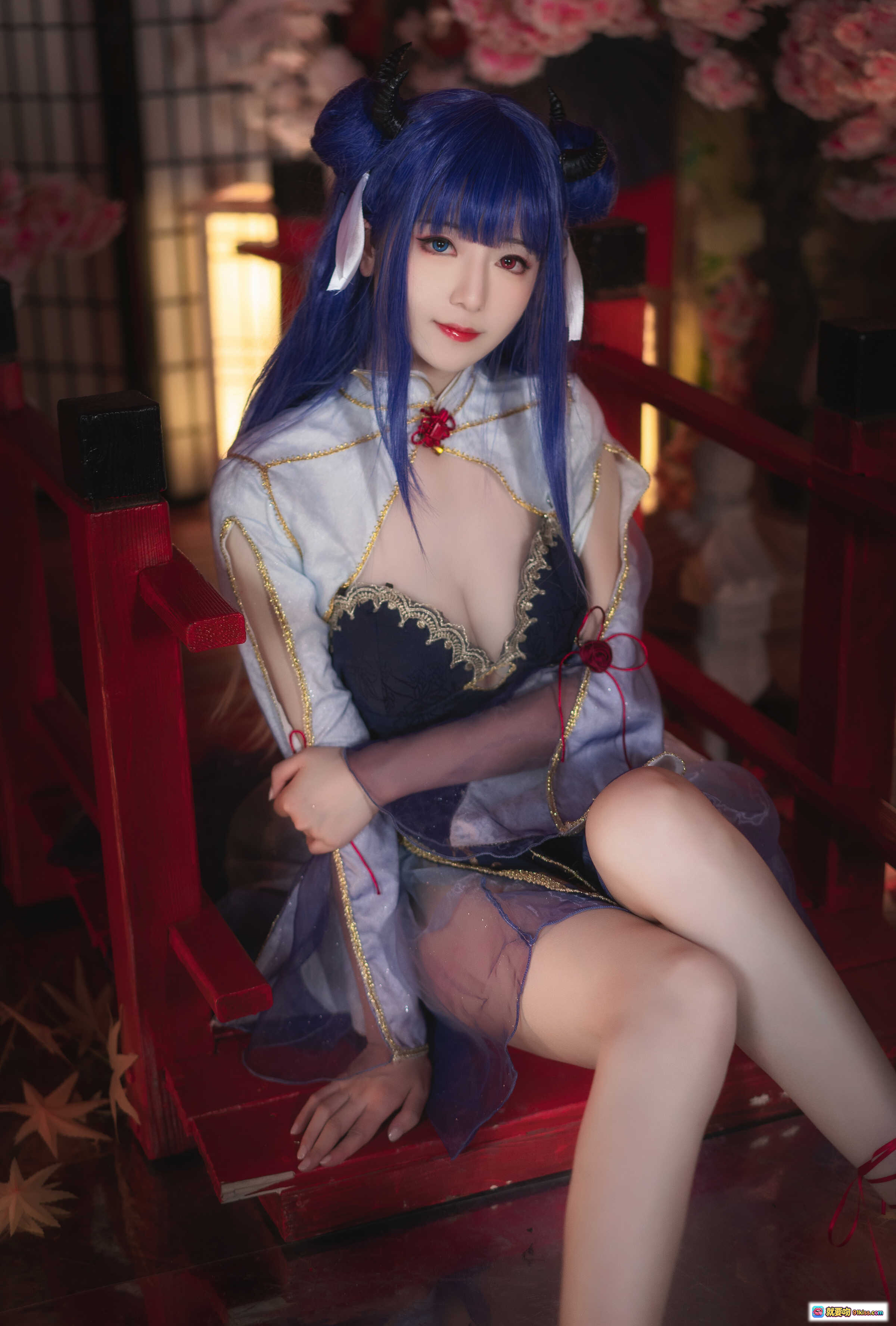 弥音音NO.033伊吹Cosplay写真｜蓝发双角少女和风造型｜精致蕾丝内衣搭配透明薄纱外袍｜日式庭院樱花背景坐姿美图 - 就要吻