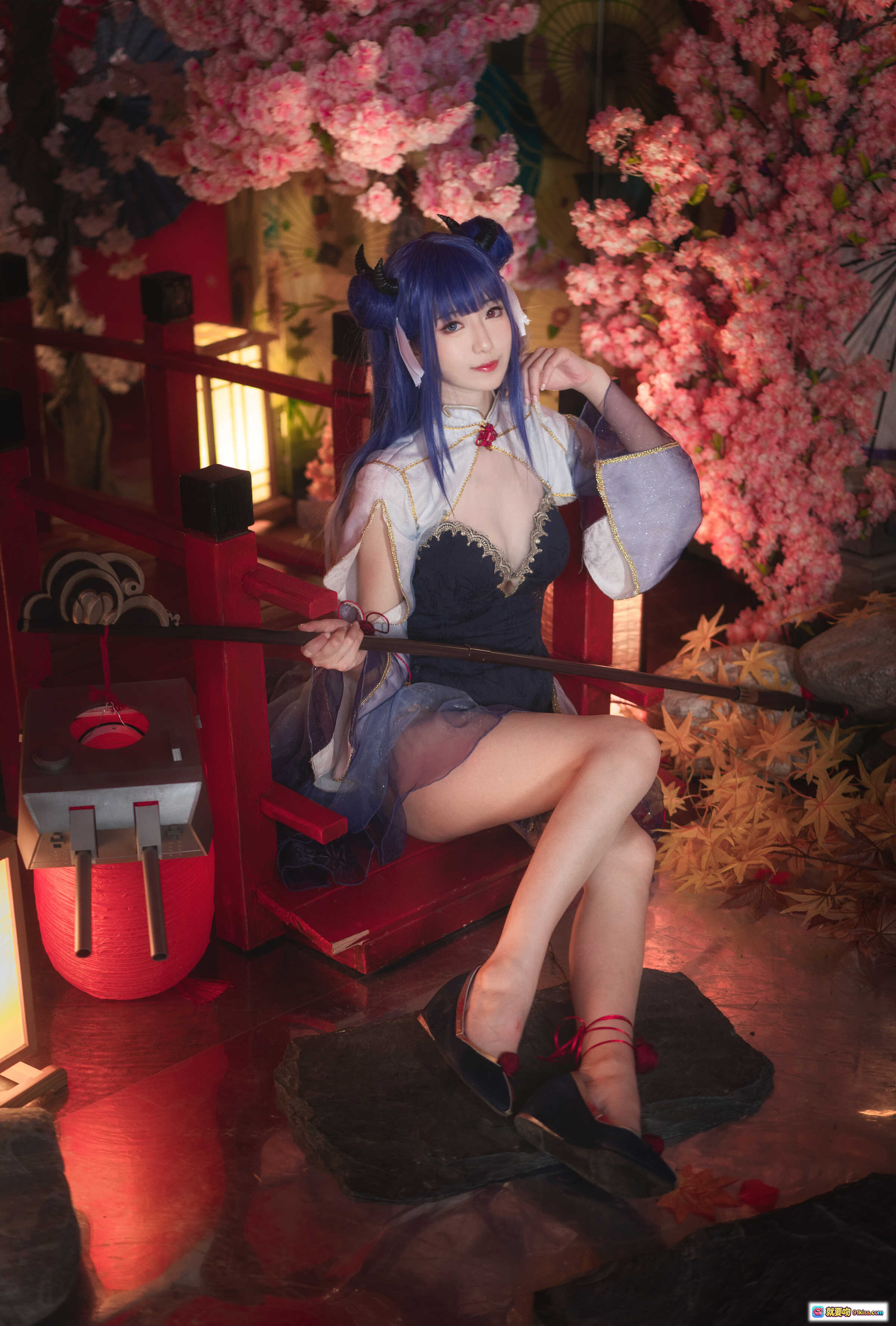 图片[4] - 弥音音NO.033伊吹Cosplay写真｜蓝发双角少女和风造型｜精致蕾丝内衣搭配透明薄纱外袍｜日式庭院樱花背景坐姿美图 - 就要吻
