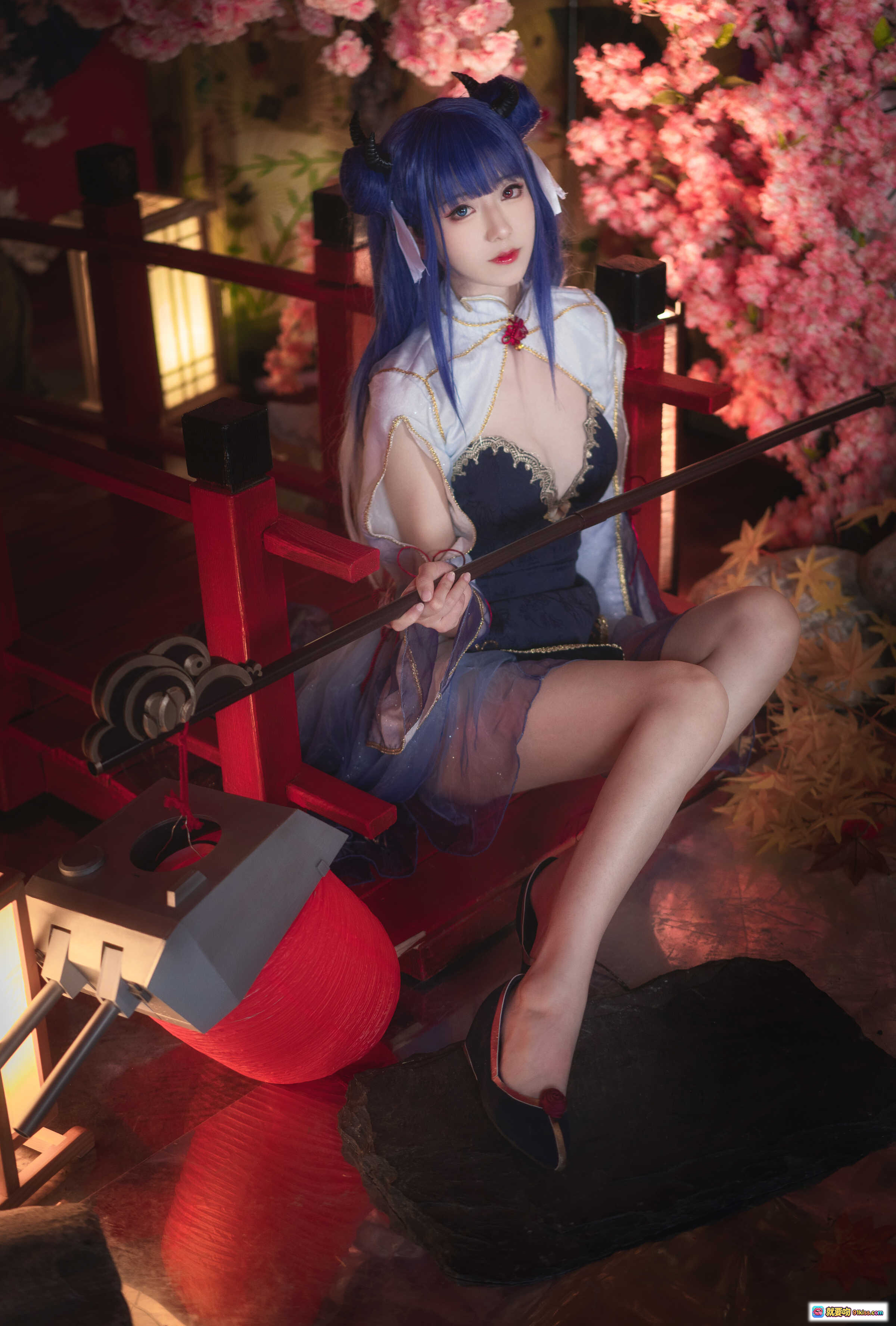 图片[6] - 弥音音NO.033伊吹Cosplay写真｜蓝发双角少女和风造型｜精致蕾丝内衣搭配透明薄纱外袍｜日式庭院樱花背景坐姿美图 - 就要吻