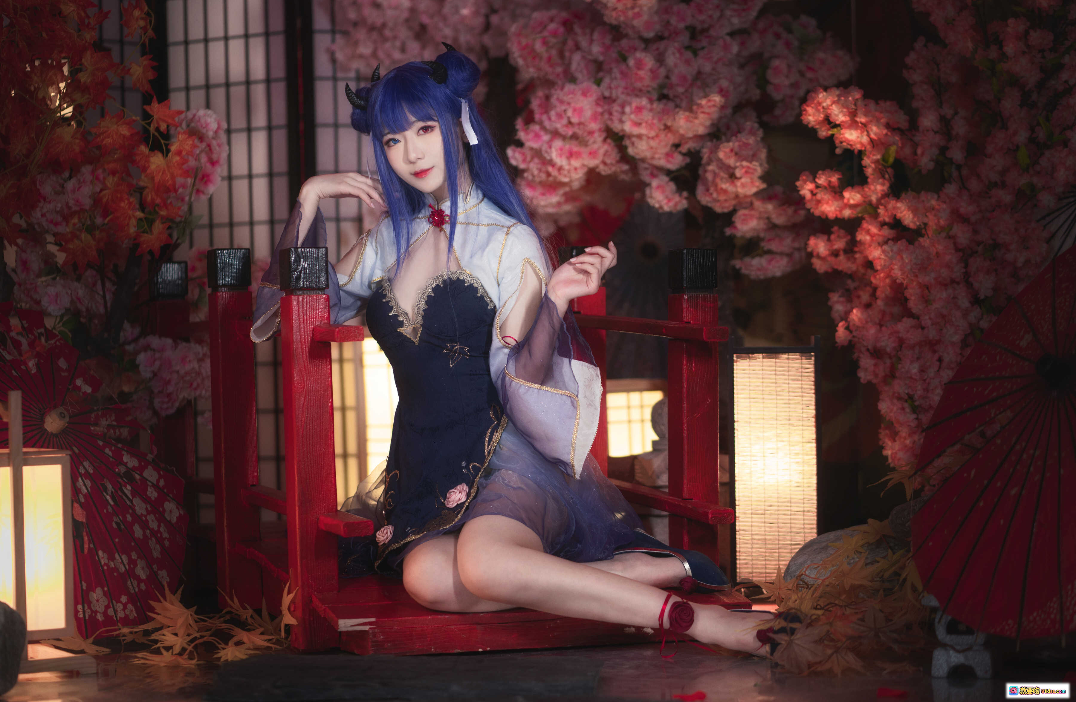 图片[3] - 弥音音NO.033伊吹Cosplay写真｜蓝发双角少女和风造型｜精致蕾丝内衣搭配透明薄纱外袍｜日式庭院樱花背景坐姿美图 - 就要吻