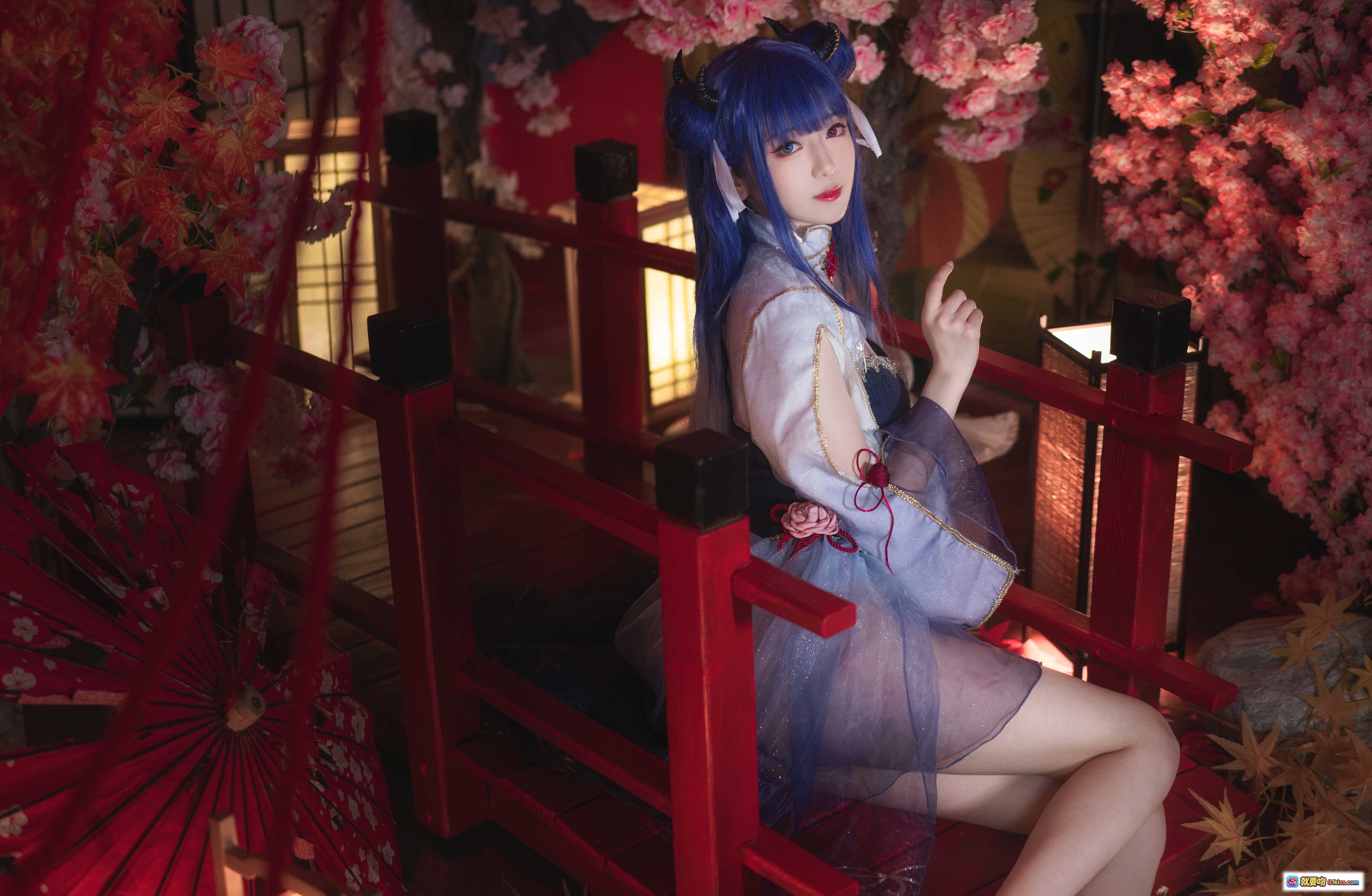 图片[10] - 弥音音NO.033伊吹Cosplay写真｜蓝发双角少女和风造型｜精致蕾丝内衣搭配透明薄纱外袍｜日式庭院樱花背景坐姿美图 - 就要吻