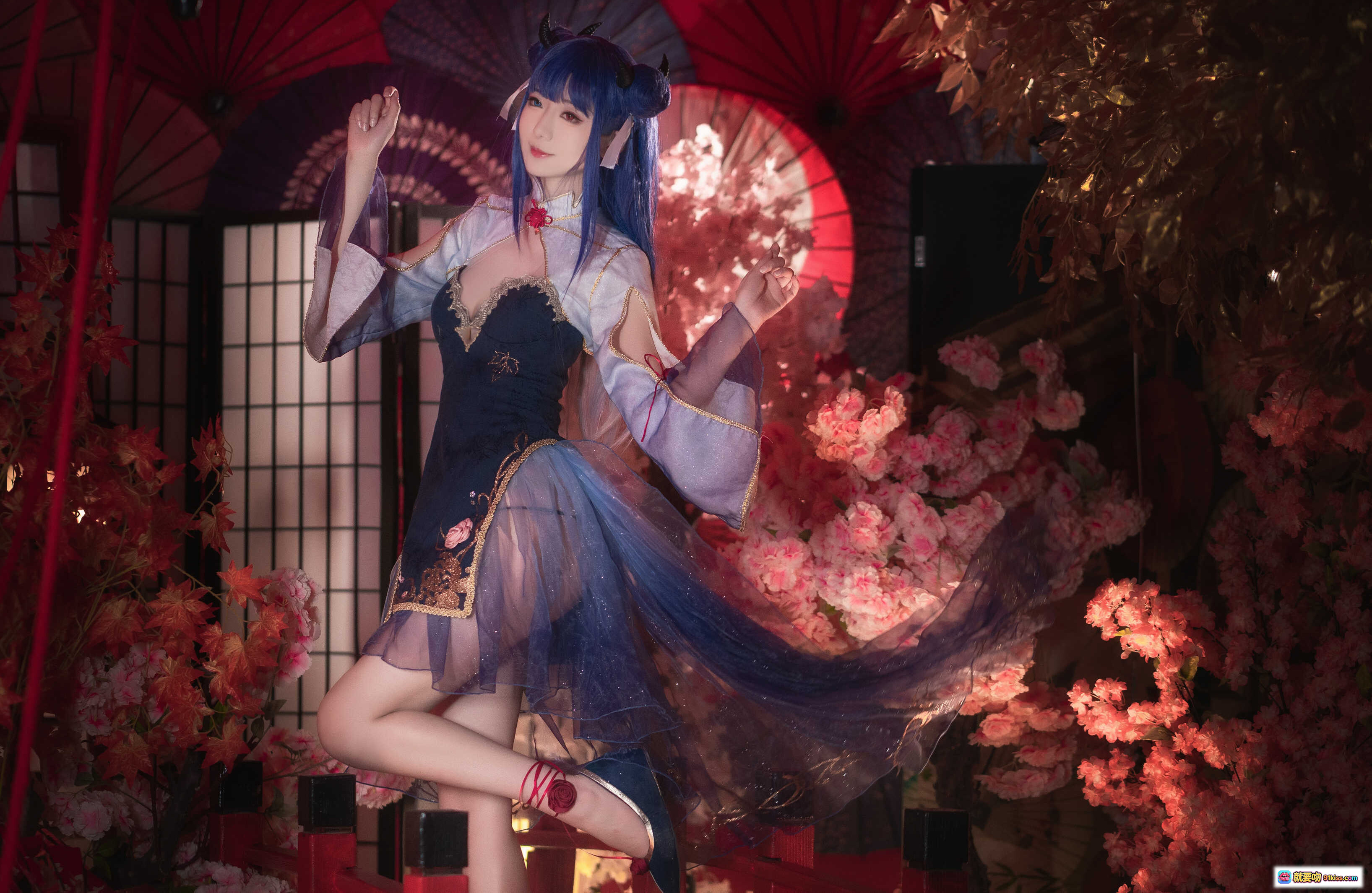 图片[2] - 弥音音NO.033伊吹Cosplay写真｜蓝发双角少女和风造型｜精致蕾丝内衣搭配透明薄纱外袍｜日式庭院樱花背景坐姿美图 - 就要吻