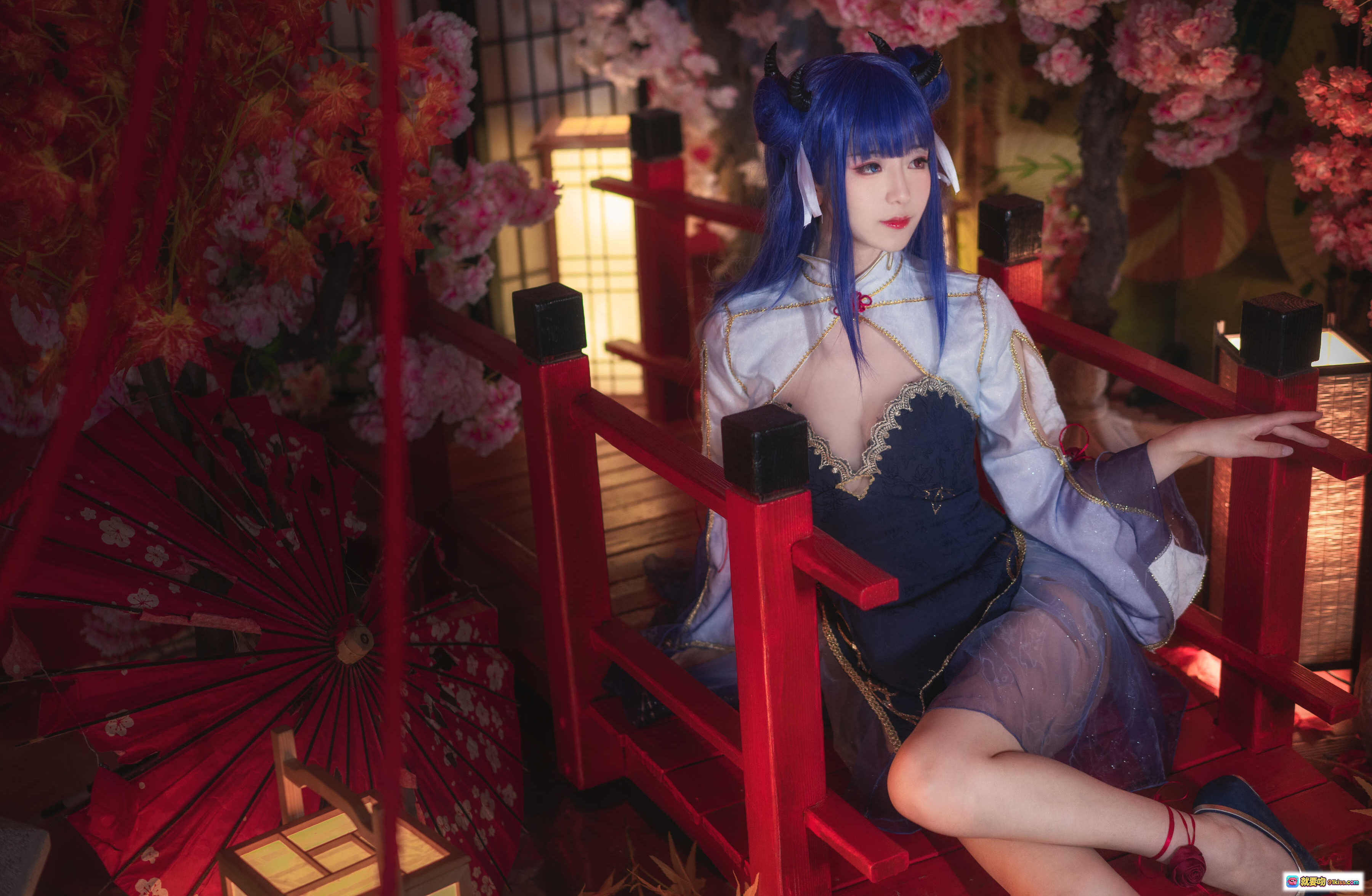 图片[7] - 弥音音NO.033伊吹Cosplay写真｜蓝发双角少女和风造型｜精致蕾丝内衣搭配透明薄纱外袍｜日式庭院樱花背景坐姿美图 - 就要吻