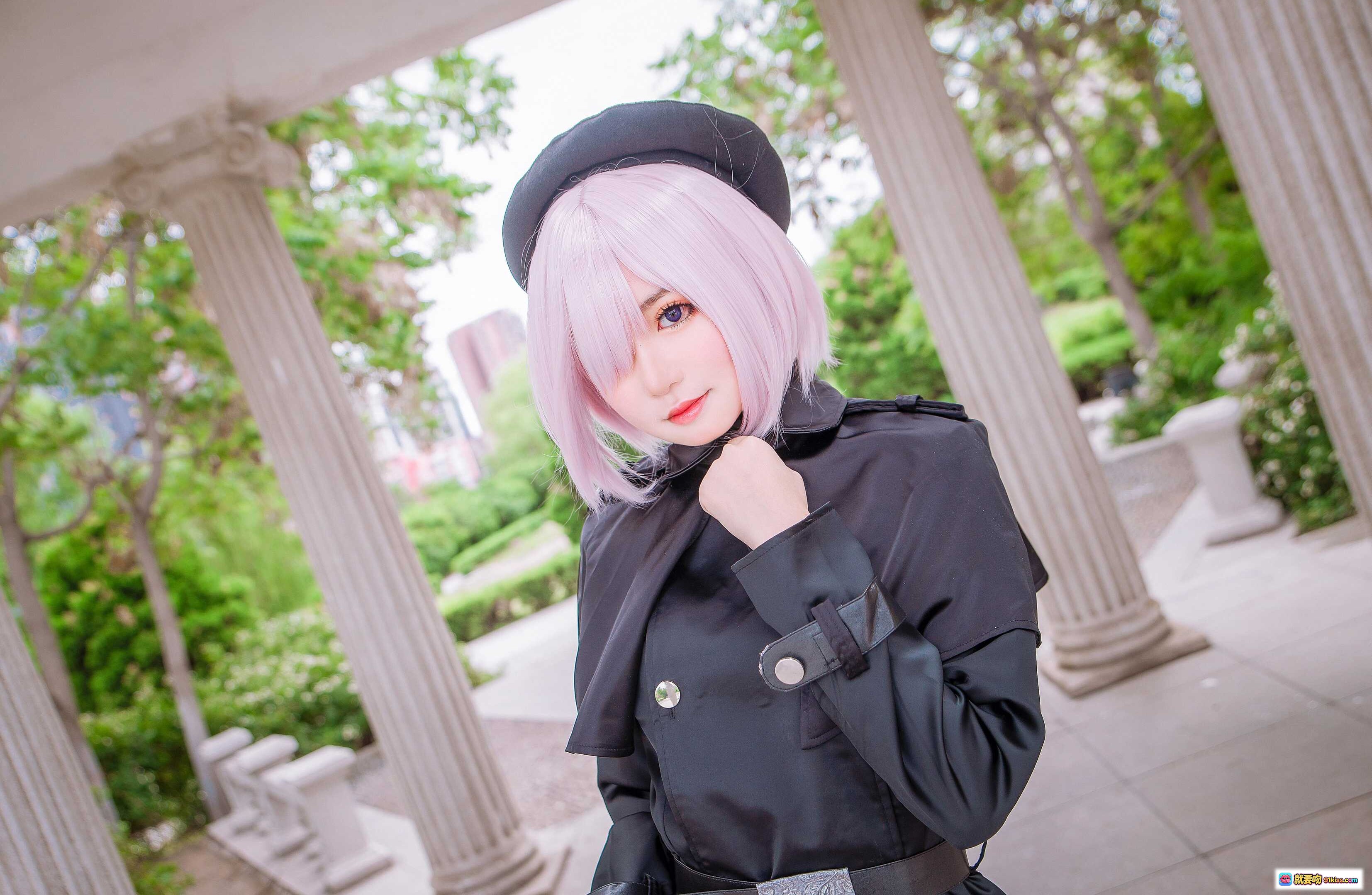 图片[2] - 玛修三周年cosplay写真｜粉色短发黑帽制服少女倚柱古典建筑背景 - 就要吻