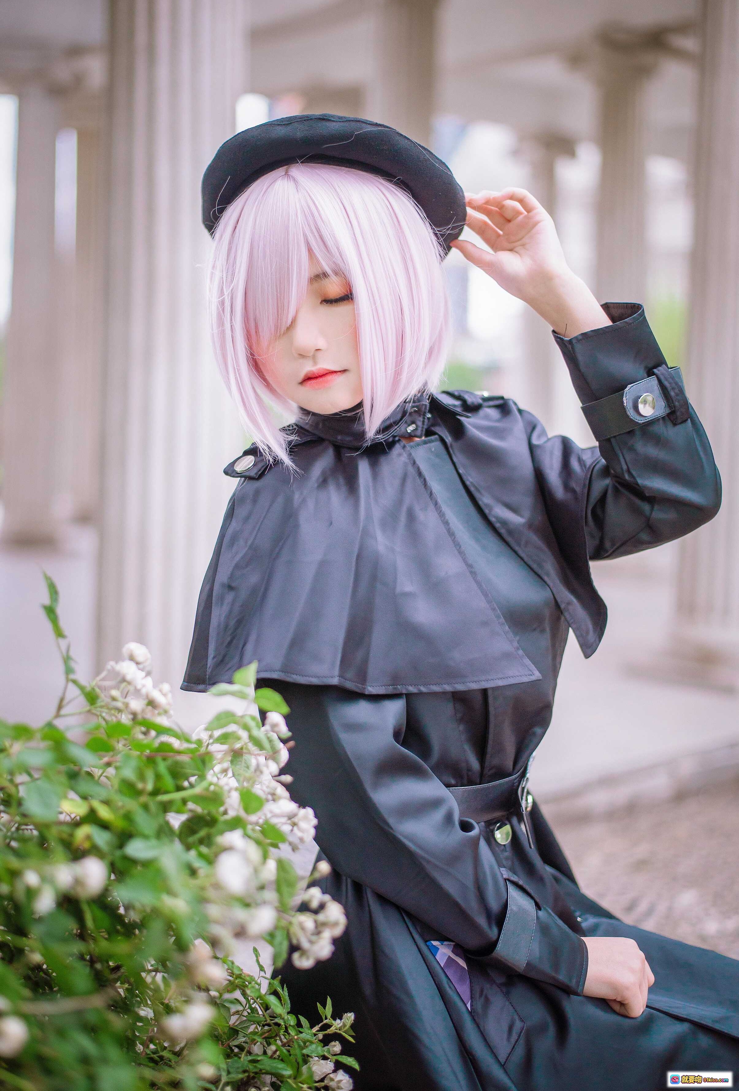 图片[5] - 玛修三周年cosplay写真｜粉色短发黑帽制服少女倚柱古典建筑背景 - 就要吻
