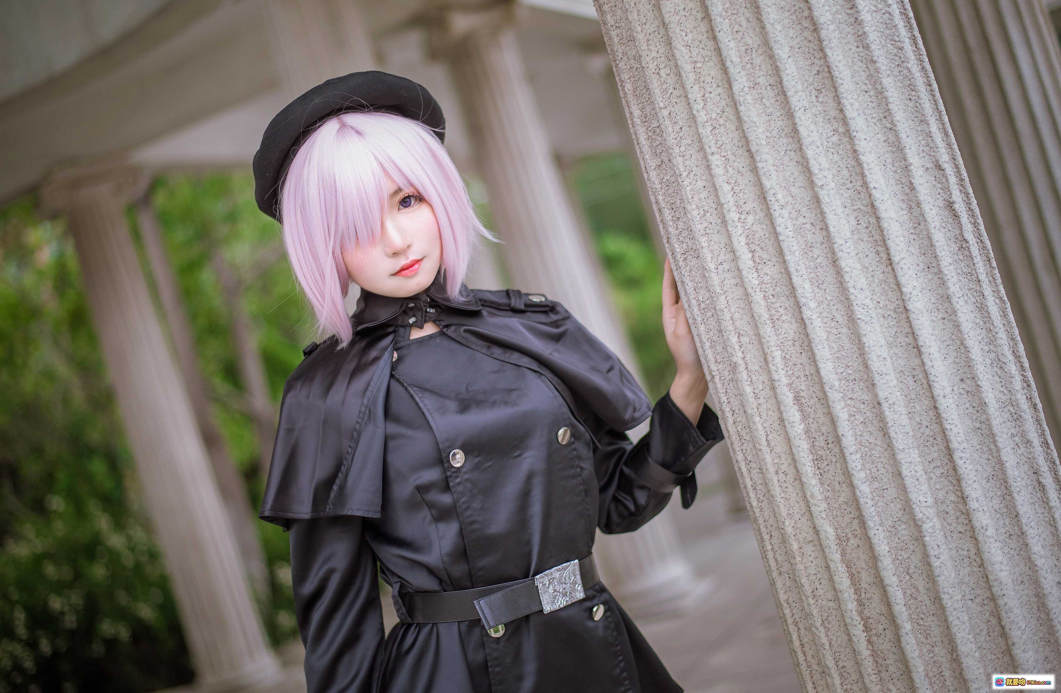 玛修三周年cosplay写真｜粉色短发黑帽制服少女倚柱古典建筑背景 - 就要吻