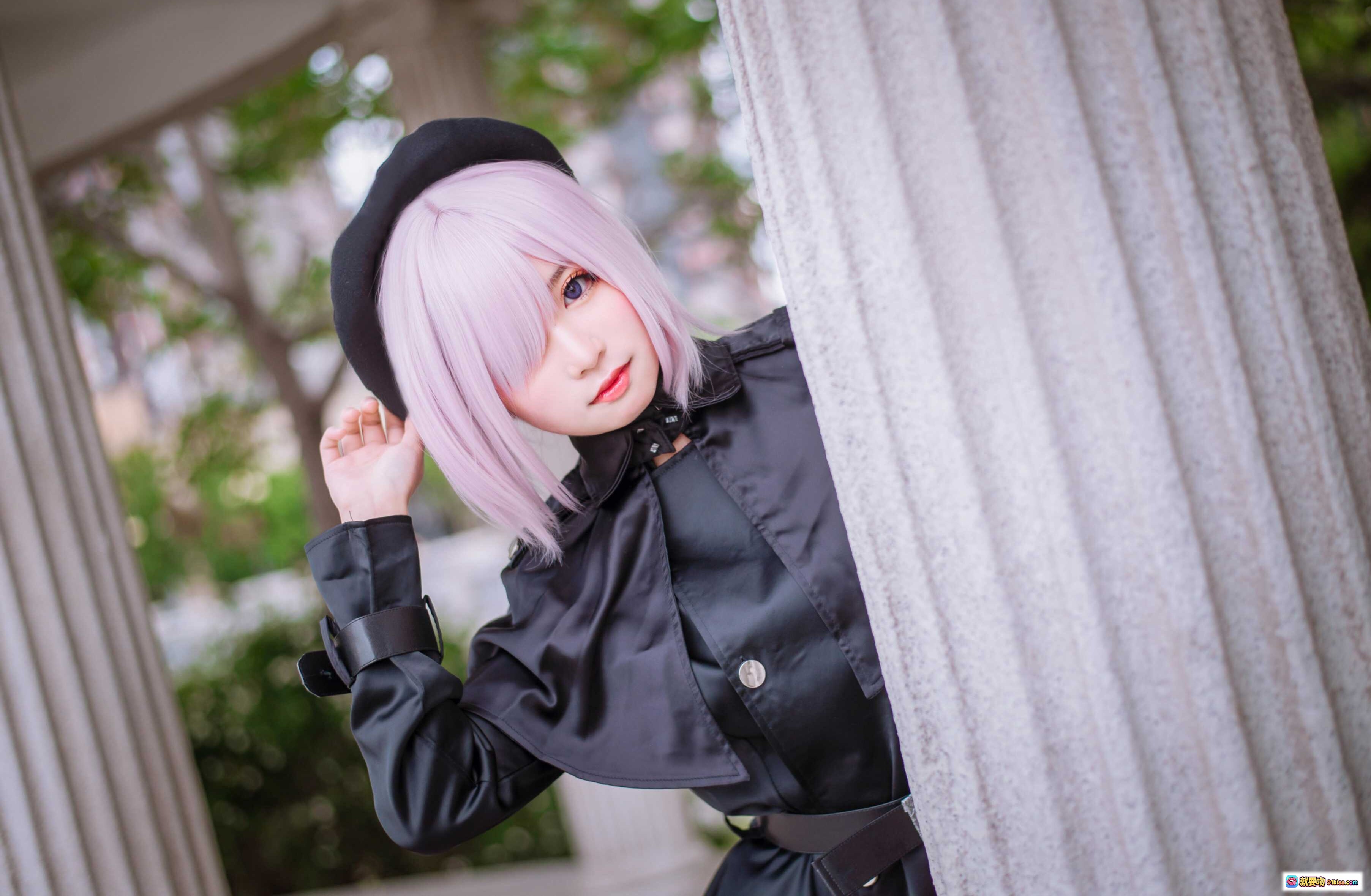 图片[6] - 玛修三周年cosplay写真｜粉色短发黑帽制服少女倚柱古典建筑背景 - 就要吻