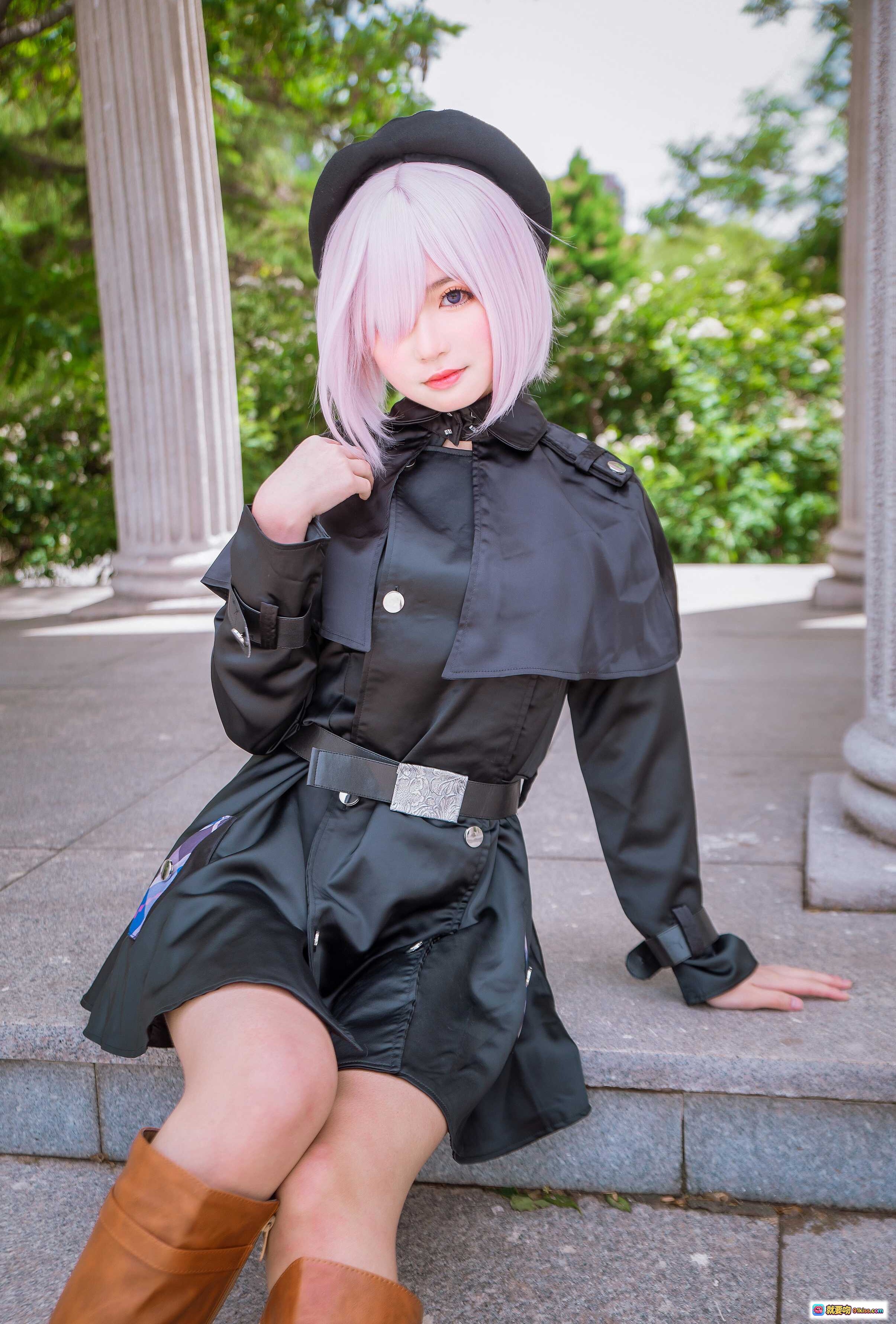 图片[4] - 玛修三周年cosplay写真｜粉色短发黑帽制服少女倚柱古典建筑背景 - 就要吻