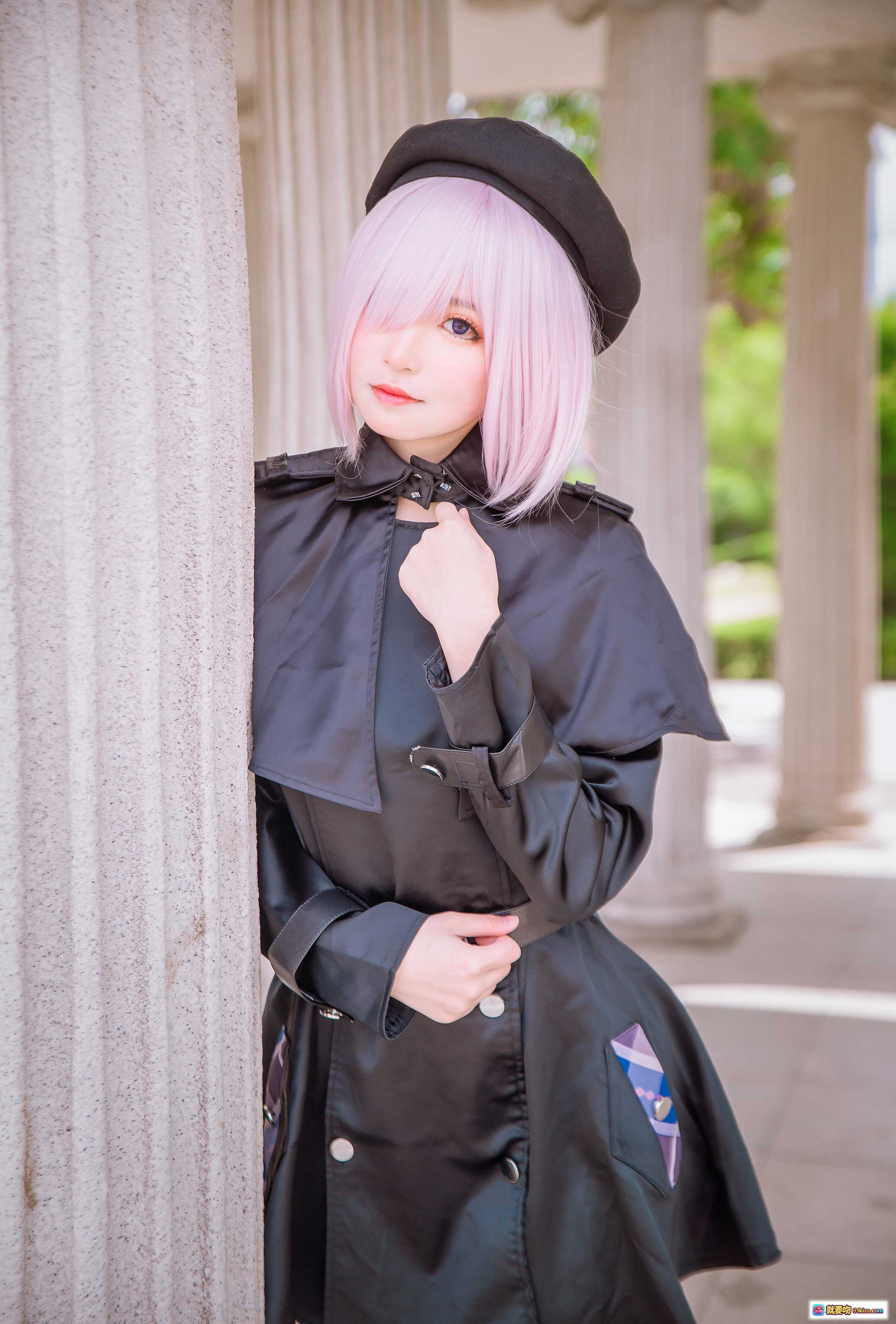 图片[10] - 玛修三周年cosplay写真｜粉色短发黑帽制服少女倚柱古典建筑背景 - 就要吻